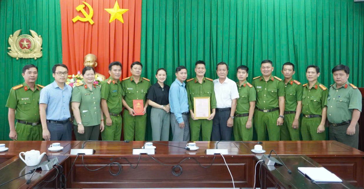 Đại diện Đảng ủy xã Hồ Tràm (TPHCM) trao thư khen lực lượng công an xã.