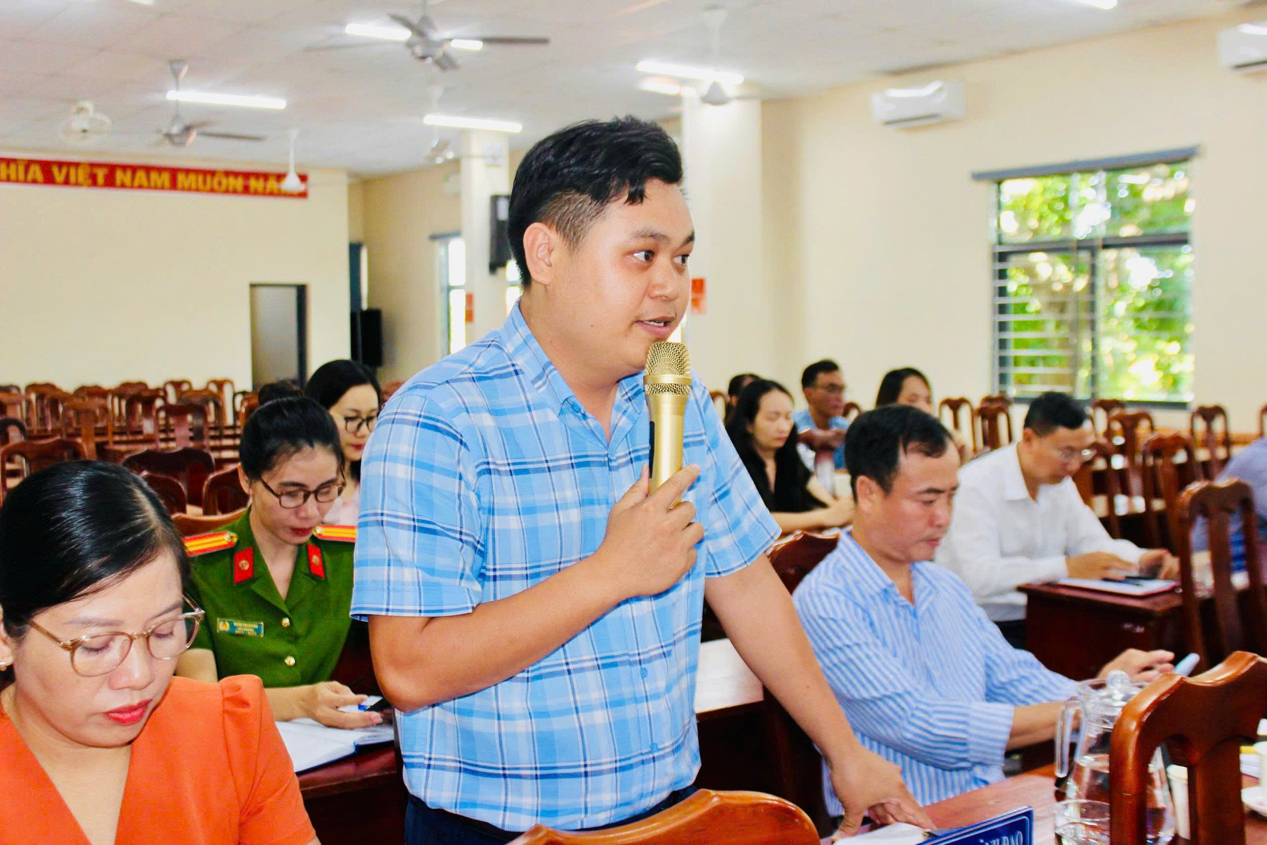 Các đại biểu nêu ý kiến tại phiên họp thường kỳ.