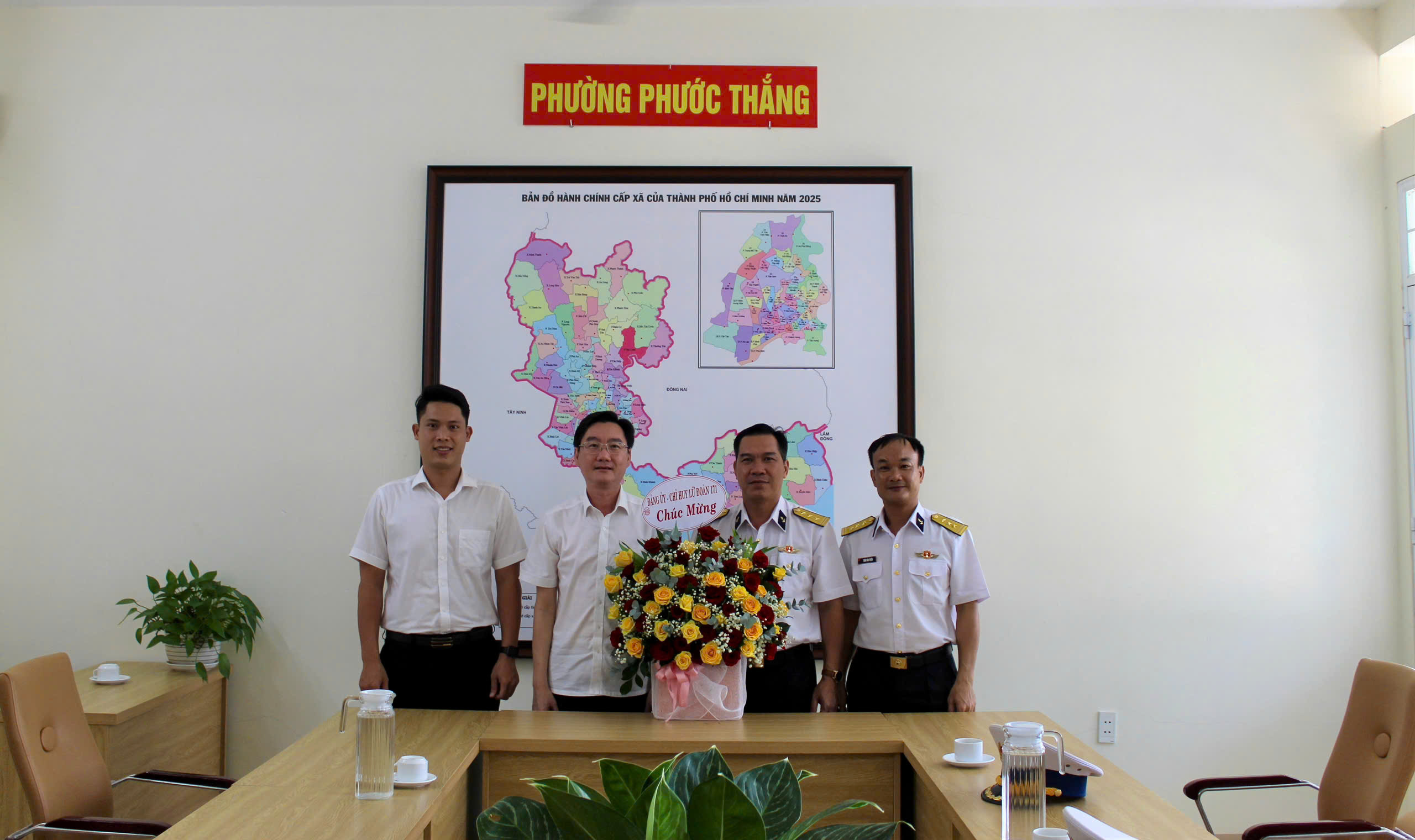 Đoàn công tác của Lữ đoàn chúc mừng chính quyền và nhân dân Phường Tam Thắng, TP. Hồ Chí Minh