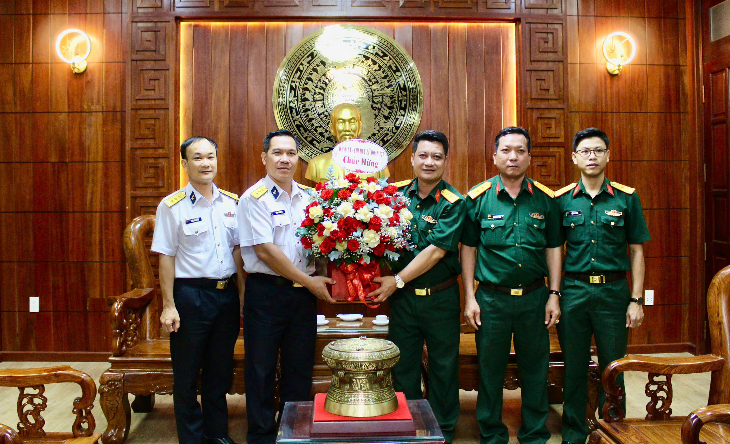 Đoàn công tác của Lữ đoàn chúc mừng Ban phòng thủ khu vực 5 – Tam Long, Bộ Tư lệnh TP. Hồ Chí Minh.