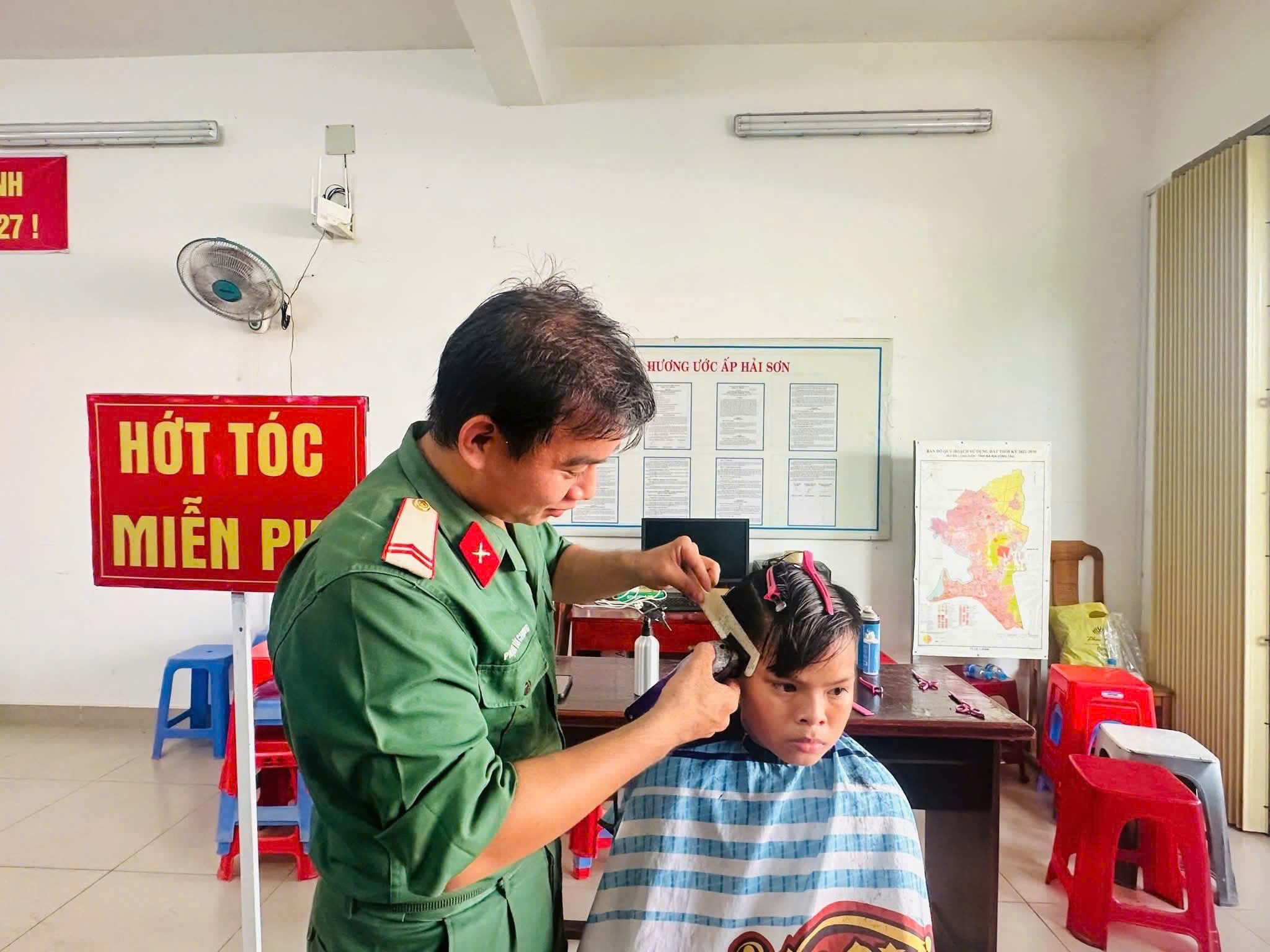 Cán bộ, chiến sĩ Trung đoàn cắt tóc miễn phí cho người dân.