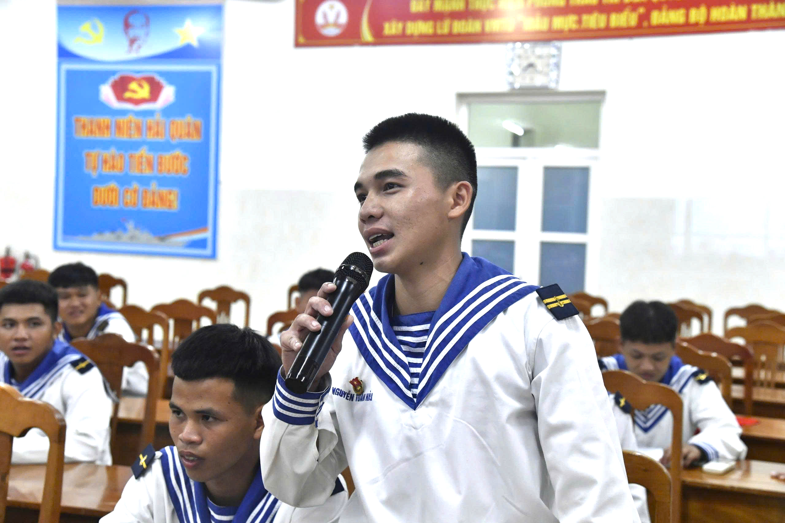 Chiến sĩ Lữ đoàn 167 phát biểu tại chương trình.