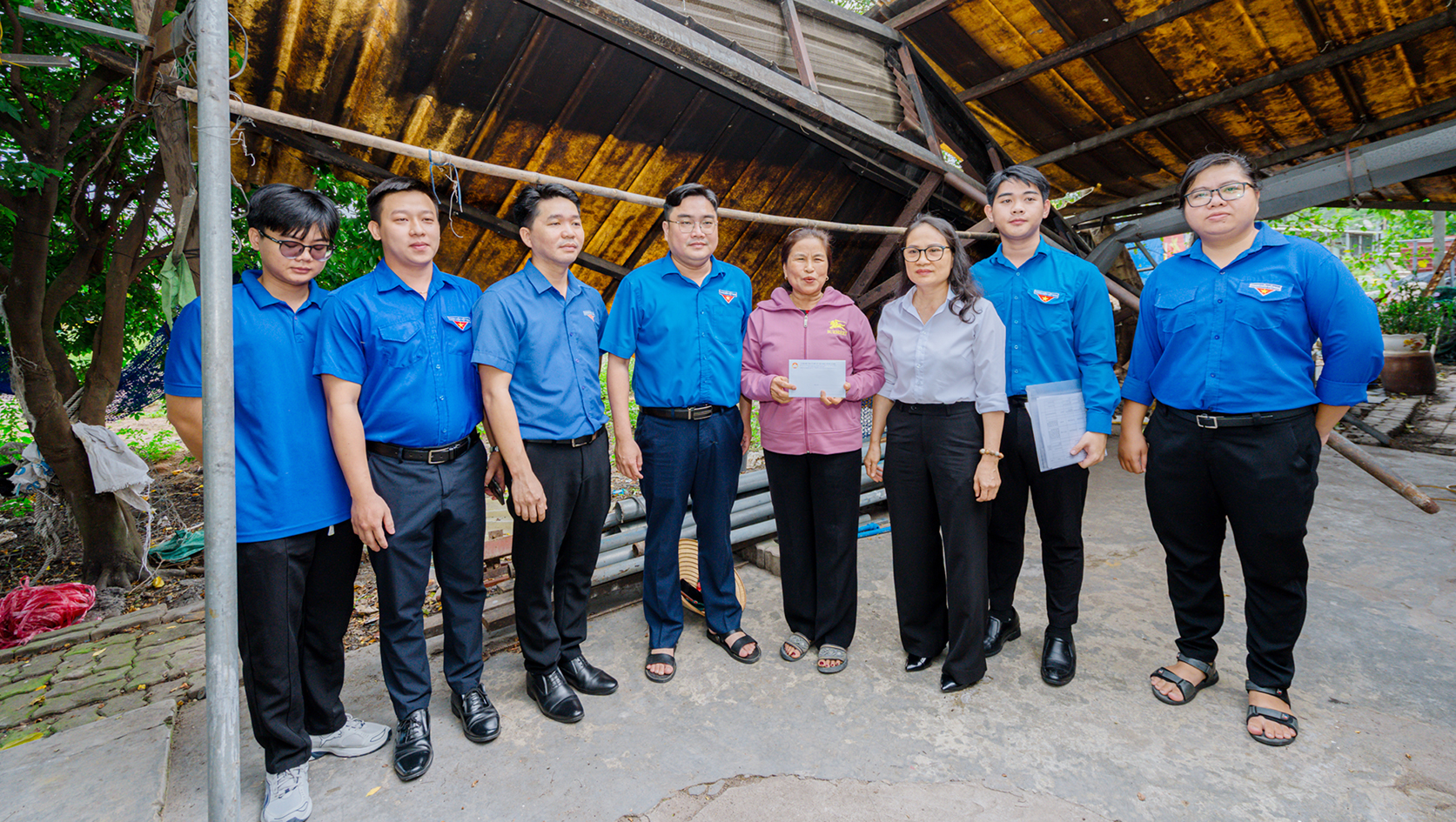 UBMTTQ TP. Hồ Chí Minh thăm hỏi 5 gia đình bị tốc mái nhà do dông lốc