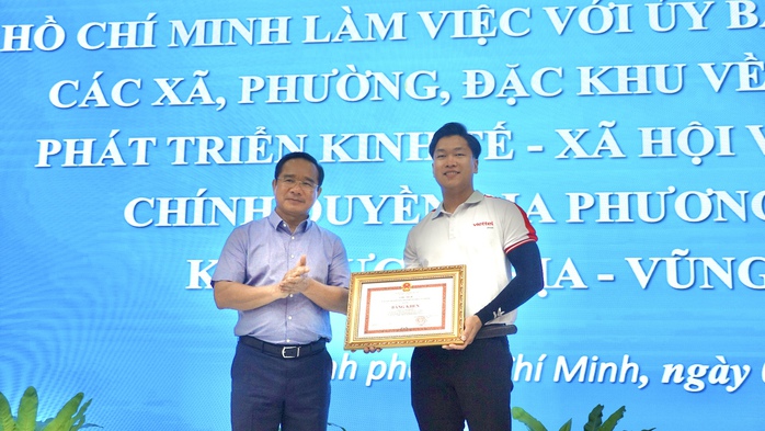 Trao bằng khen cho thanh niên dũng cảm cứu sống bé gái đuối nước