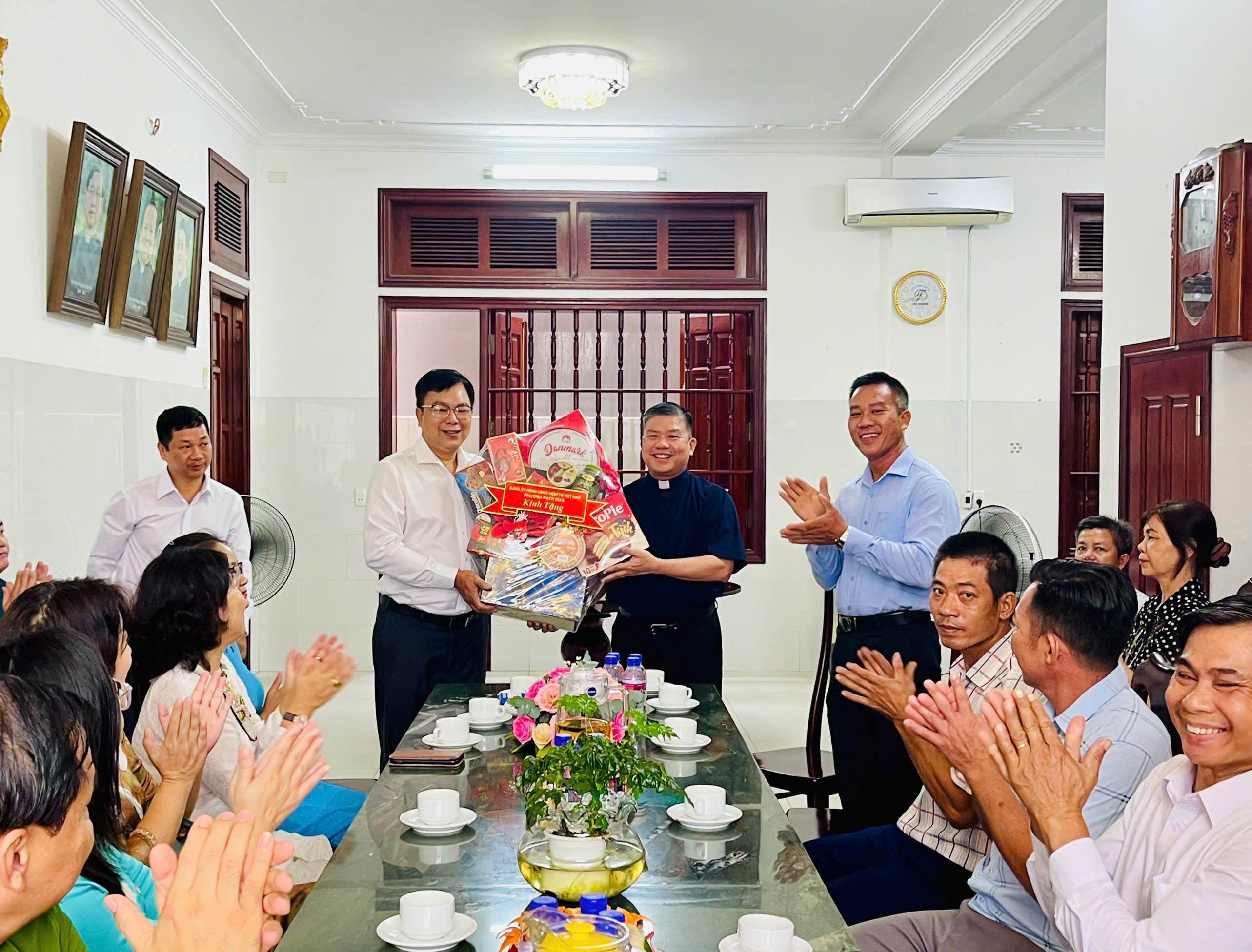 Lãnh đạo phường Rạch Dừa thăm, làm việc với các cơ sở tôn giáo