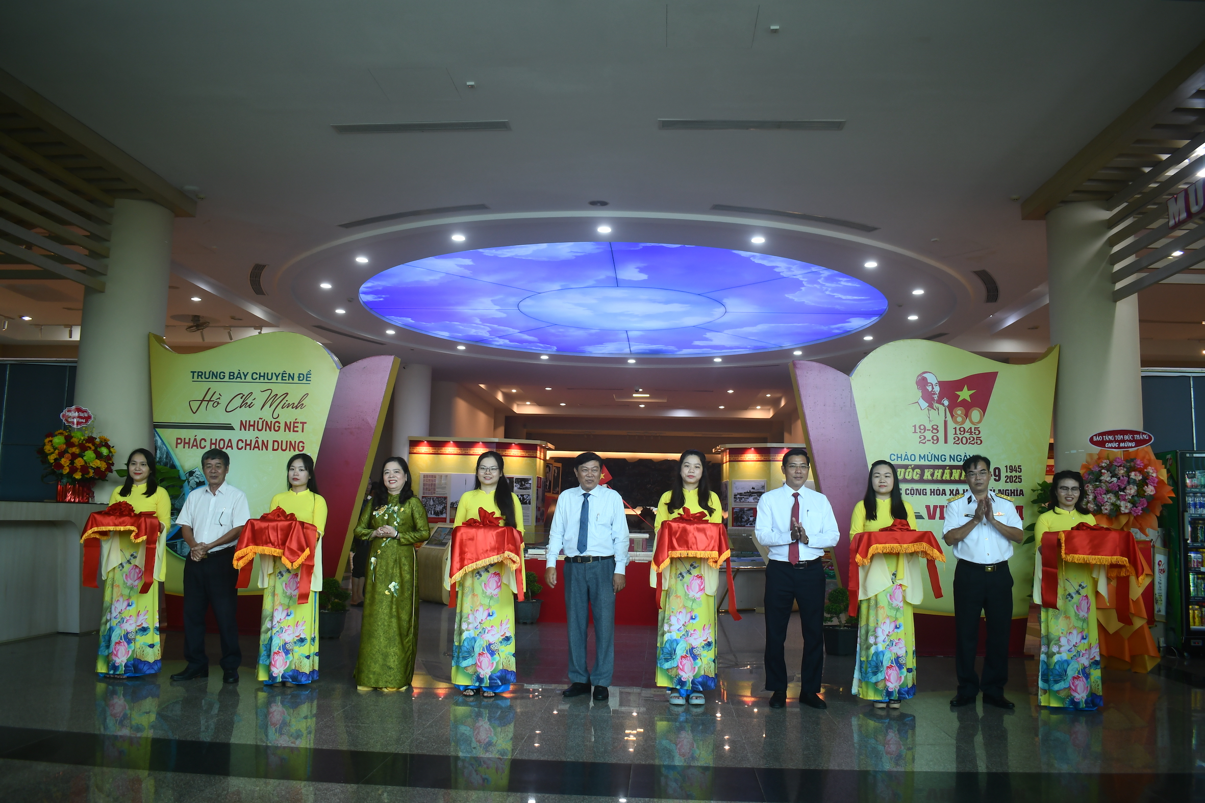 Khai mạc triển lãm 