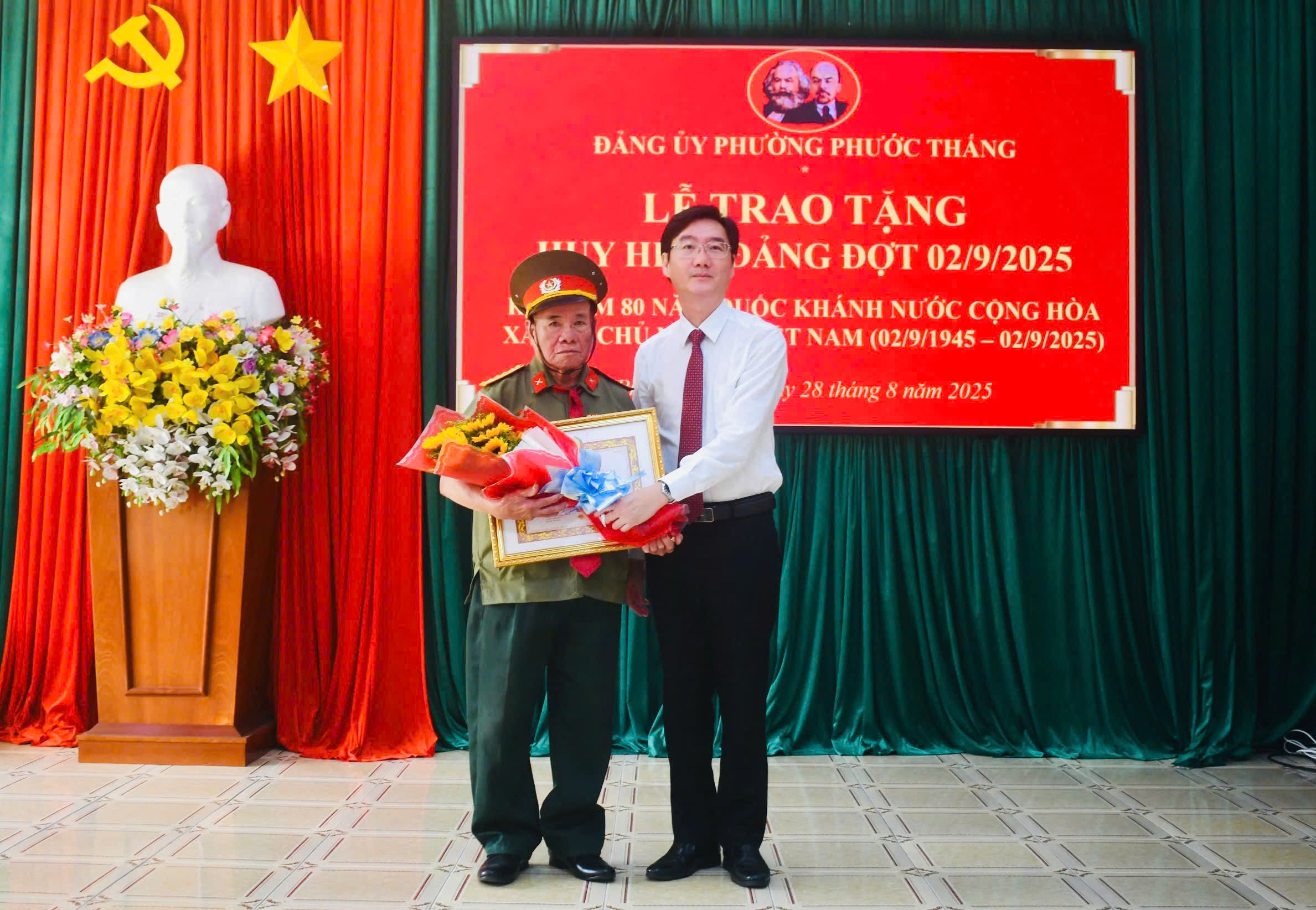 Đảng ủy phường Phước Thắng trao Huy hiệu Đảng cho 40 đảng viên