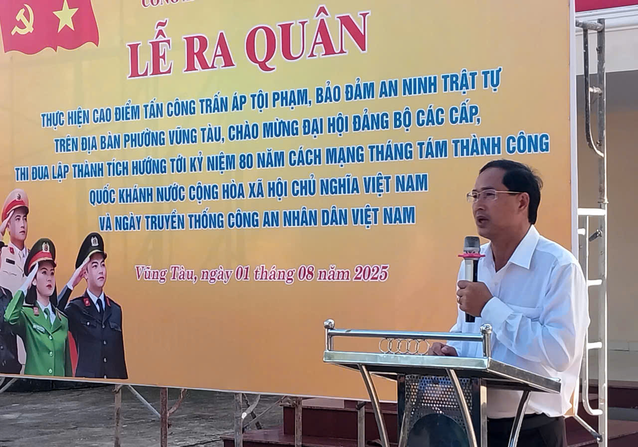 Ông Nguyễn Tấn Bản, Bí thư phường Vũng Tàu (TPHCM) phát biểu tại lễ ra quân. 