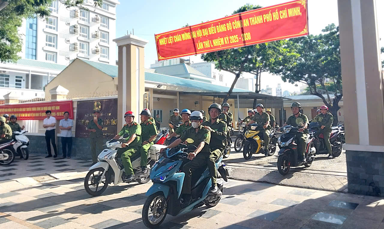 Các lực lượng diễu hành thực hiện ra quân. 