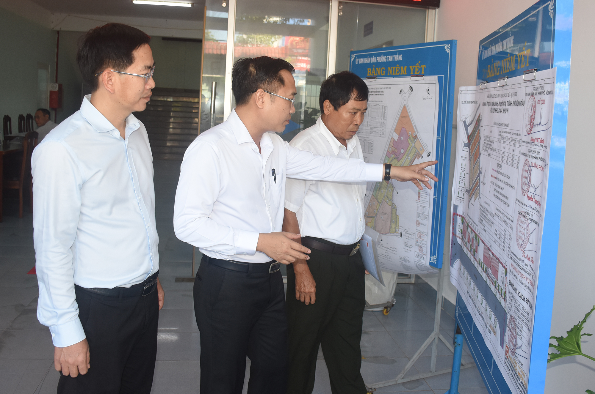 Lãnh đạo phường Tam Thắng giới thiệu với người dân các khu vực được công bố miễn giấy phép xây dựng. Ảnh: QUANG VŨ