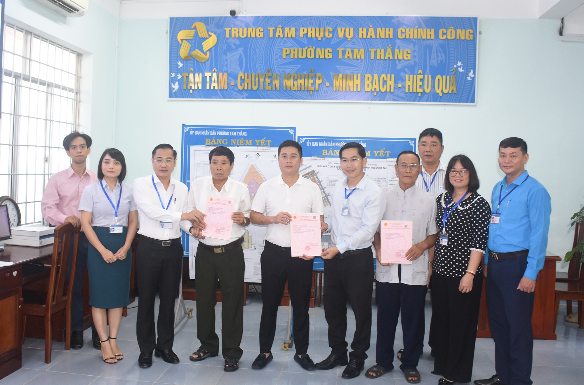 Cùng ngày, UBND phường Tam Thắng cũng tổ chức trao 3 