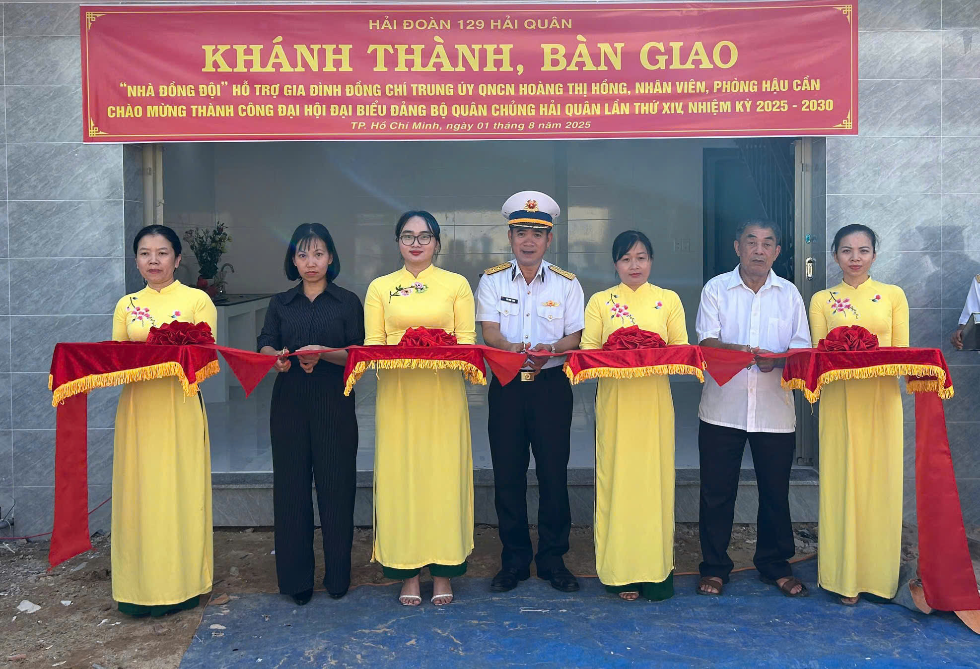 Đại diện các đơn vị cắt băng khánh thành bàn giao nhà đồng đội cho Trung úy QNCN Hoàng Thị Hồng.