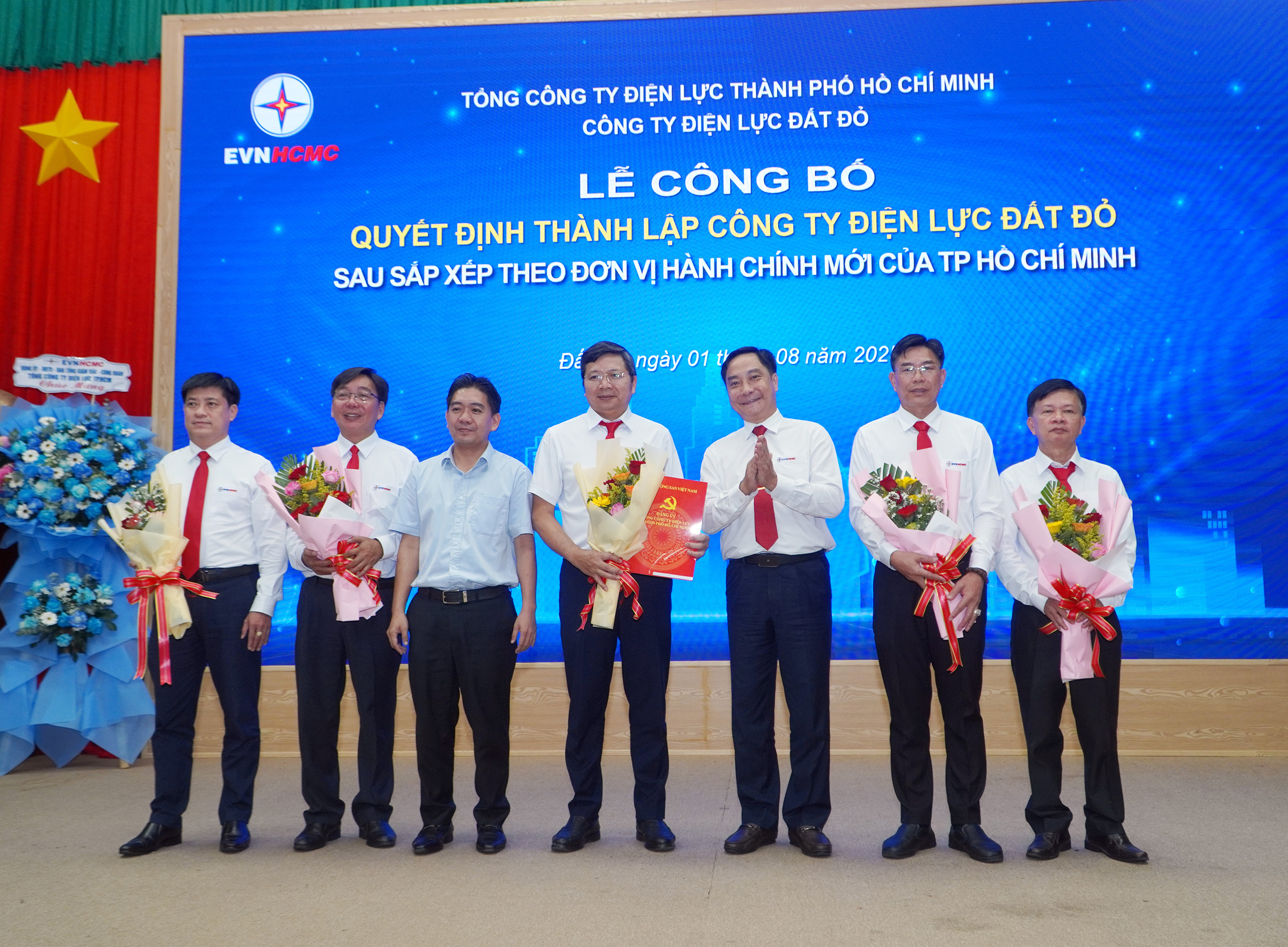 Lãnh đạo Tổng Công ty Điện lực TP. Hồ Chí Minh và địa phương trao các quyết định, tặng hoa chúc mừng ban lãnh đạo Công ty Điện lực Đất Đỏ.