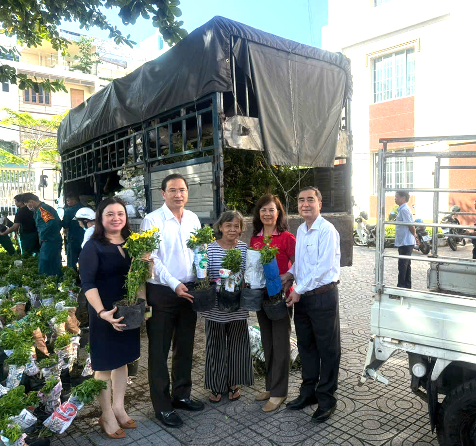 Đồng chí Nguyễn Tấn Bản, Bí thư Đảng ủy, Chủ tịch HĐND phường Vũng Tàu tặng cây xanh cho lãnh đạo Ủy ban MTTQ Việt Nam phường và đại diện các khu phố.