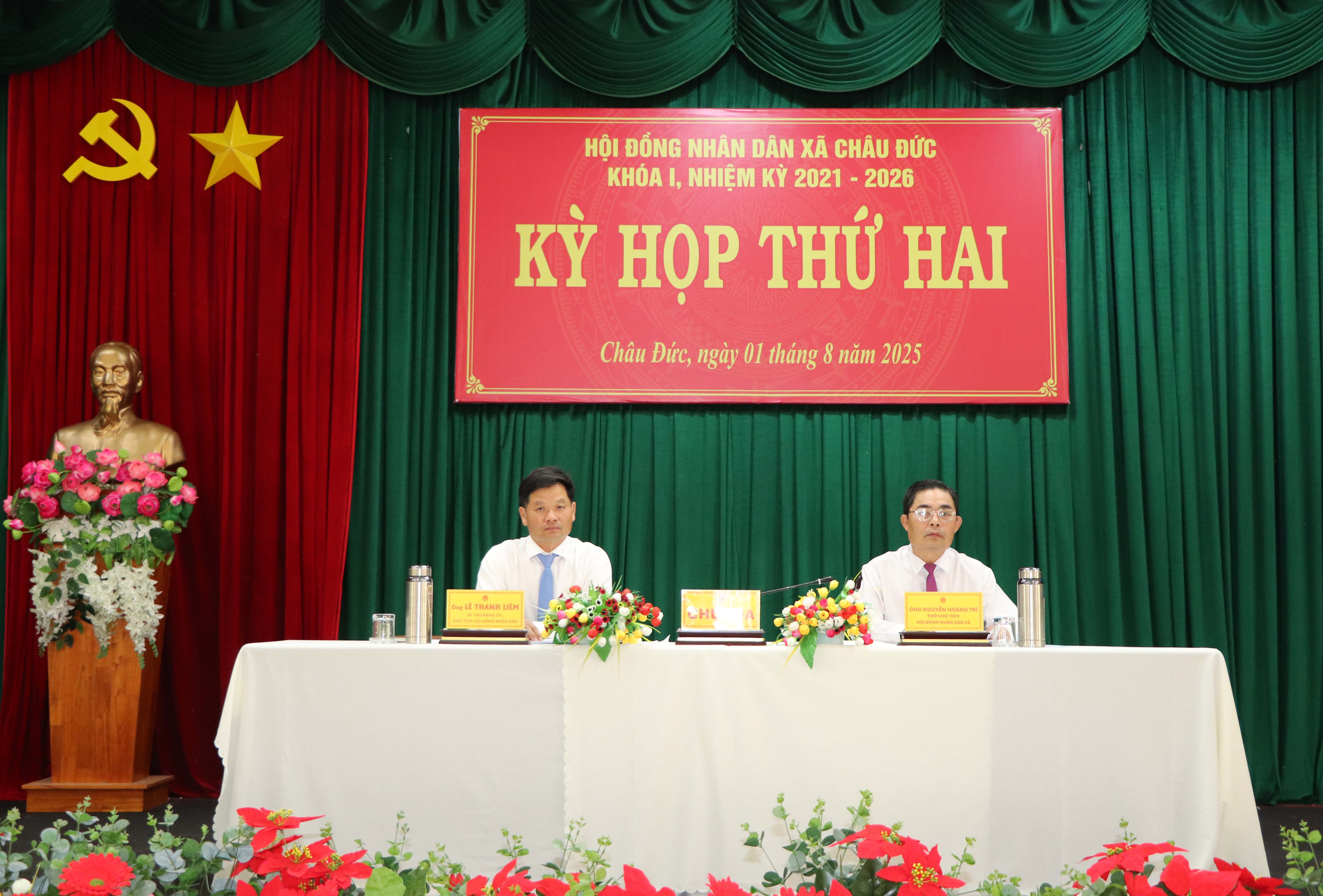 Ông Lê Thanh Liêm (bên trái), Bí thư Đảng ủy, Chủ tịch HĐND xã Châu Đức; ông Nguyễn Hoàng Trí, Phó Chủ tịch HĐND xã chủ trì kỳ họp.