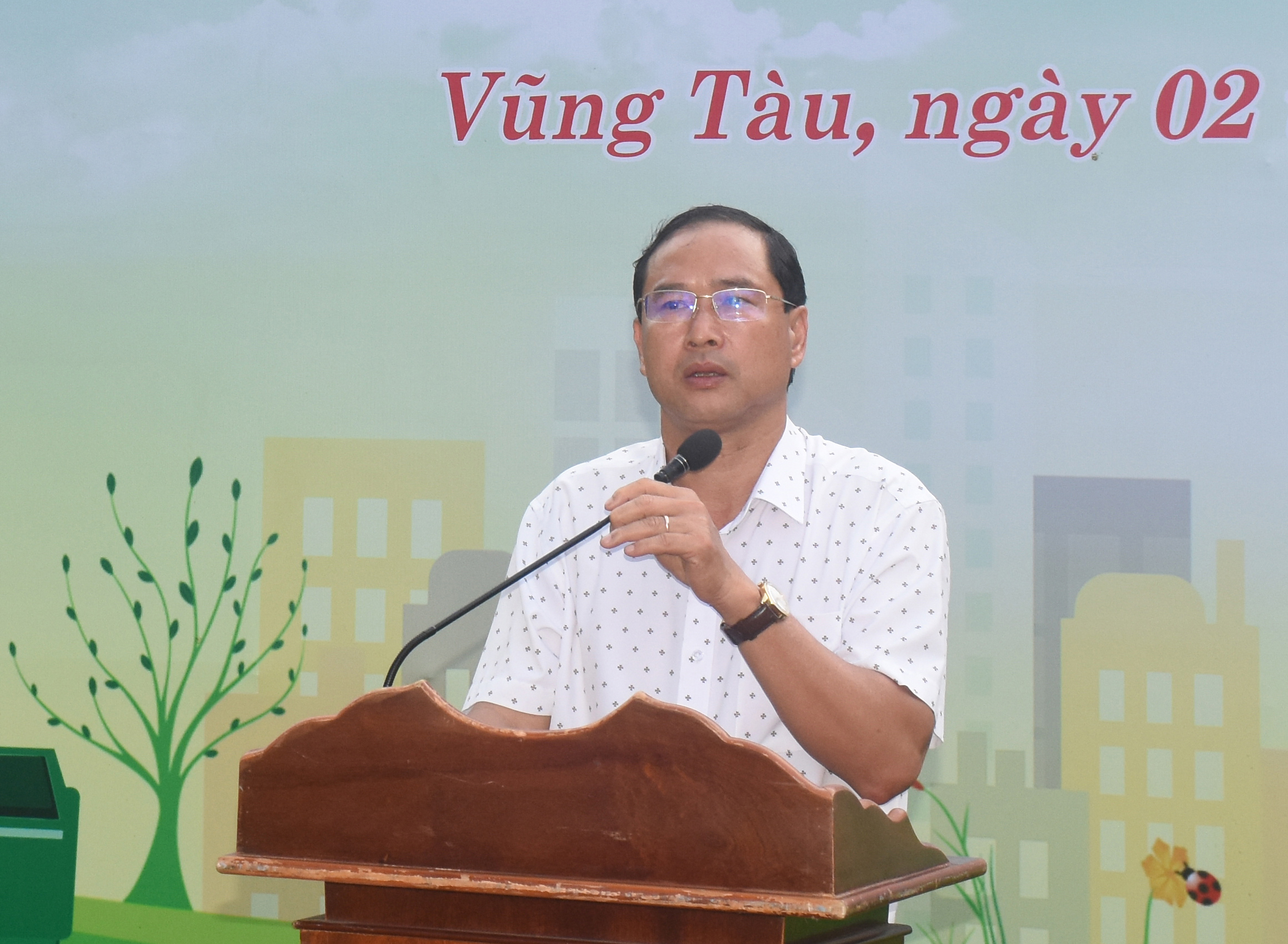 Ông Nguyễn Tấn Bản, Bí thư Đảng ủy phường Vũng Tàu phát biểu tại lễ ra quân