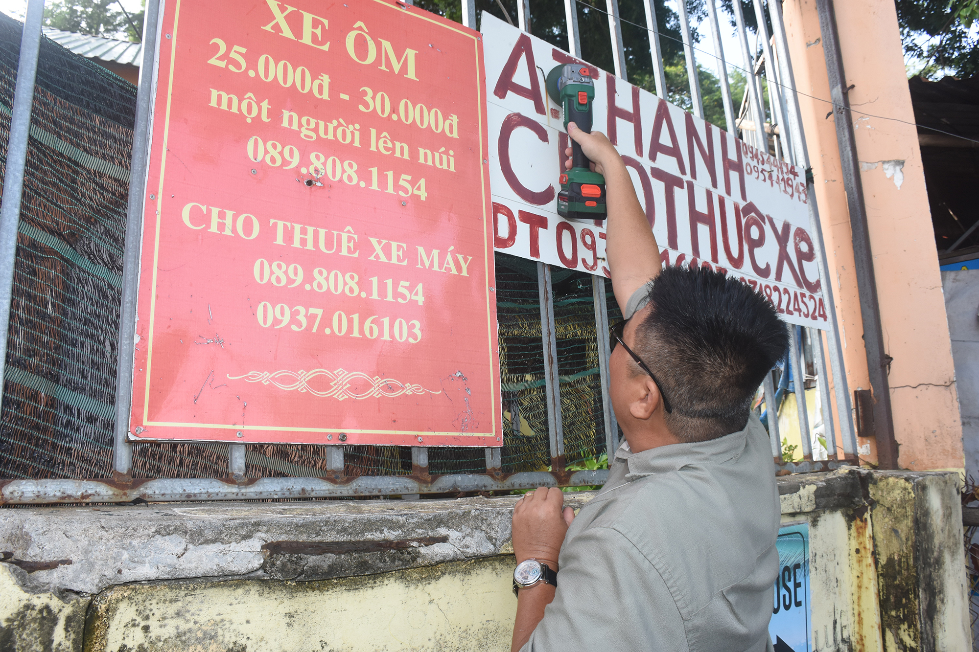 Lực lượng chức năng phường Vũng Tàu tháo dỡ các biển hiệu quảng cáo, rao vặt tùy tiện trên các tuyến đường