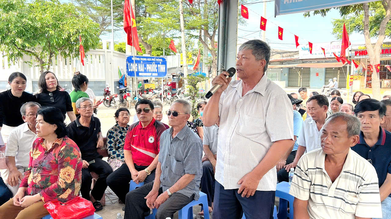 Người dân ấp Hải Bình phát biểu ý kiến tại chương trình “Ngày thứ Bảy lắng nghe người dân nói” xã Long Hải.