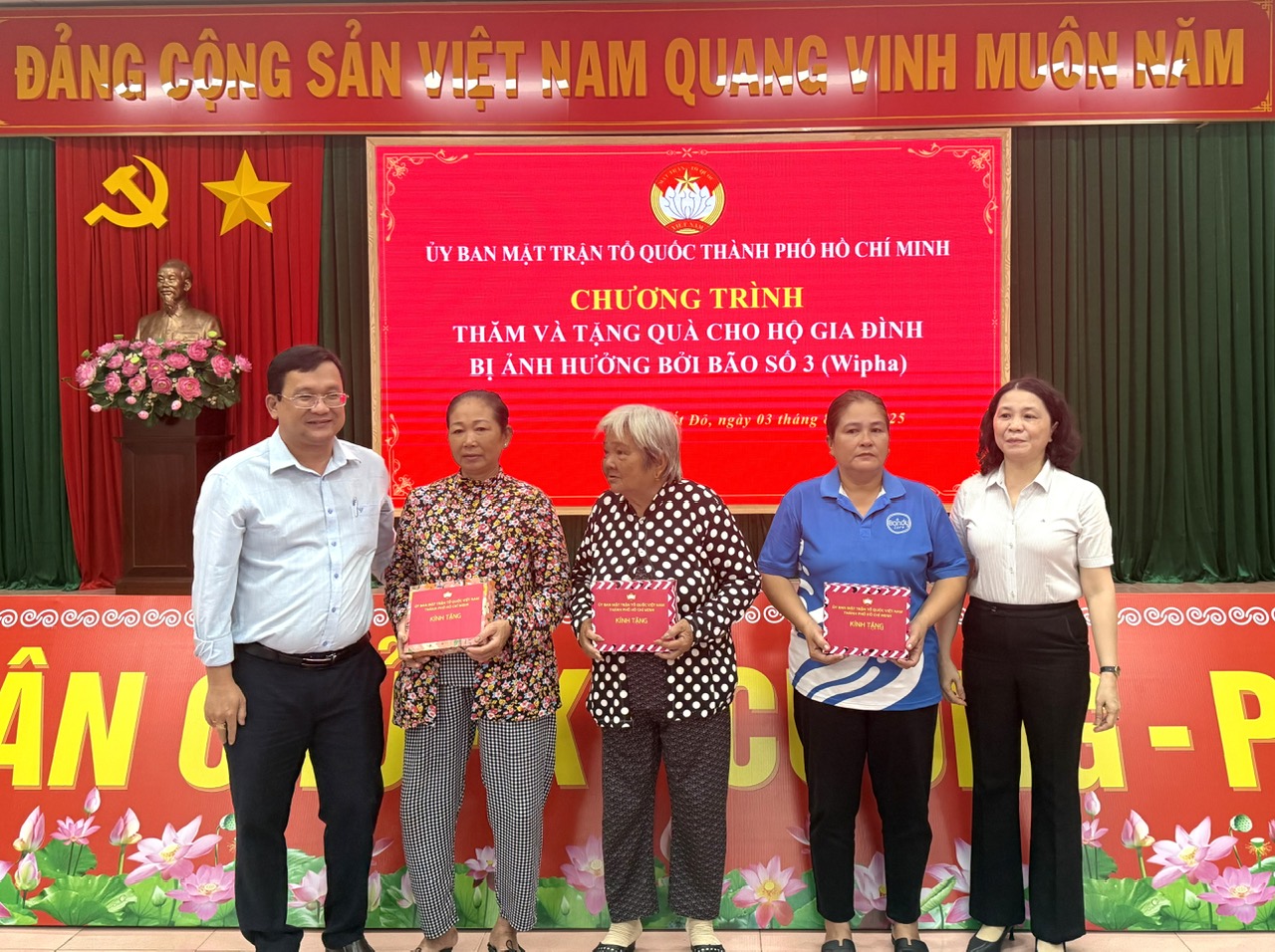Ông Phan Hồng Ân, Phó Chủ tịch UBMTTQ Việt Nam TPHCM và lãnh đạo UBMTTQ Việt Nam xã Đất Đỏ trao tiền hỗ trợ cho 3 gia đình bị ảnh hưởng của bão số 3.