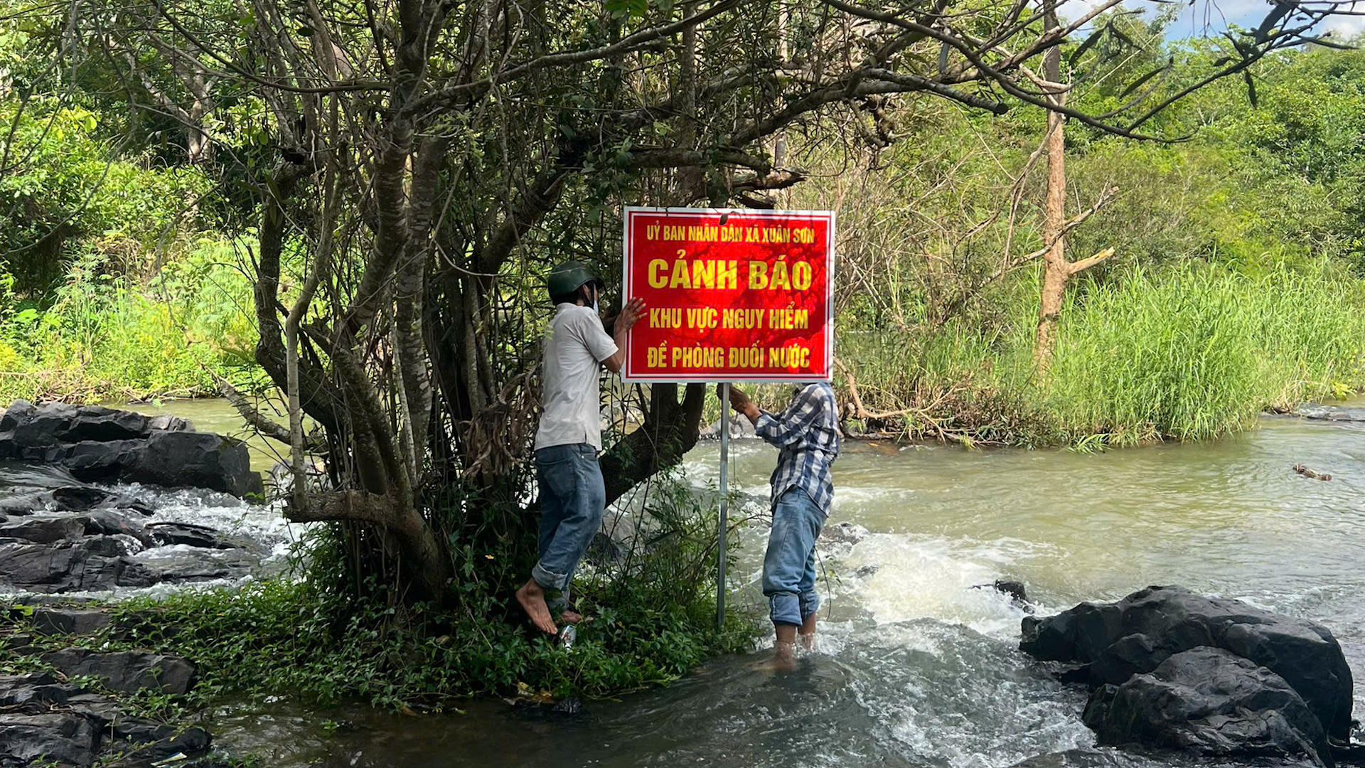 Cắm biển cảnh báo đuối nước tại thác Xuân Sơn.