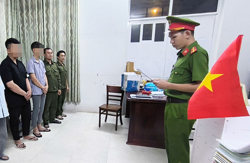 Cơ quan CSĐT Công an TPHCM tổng đạt quyết định bắt tạm giam Nguyễn Phú Tài và Trần Quốc Kin.