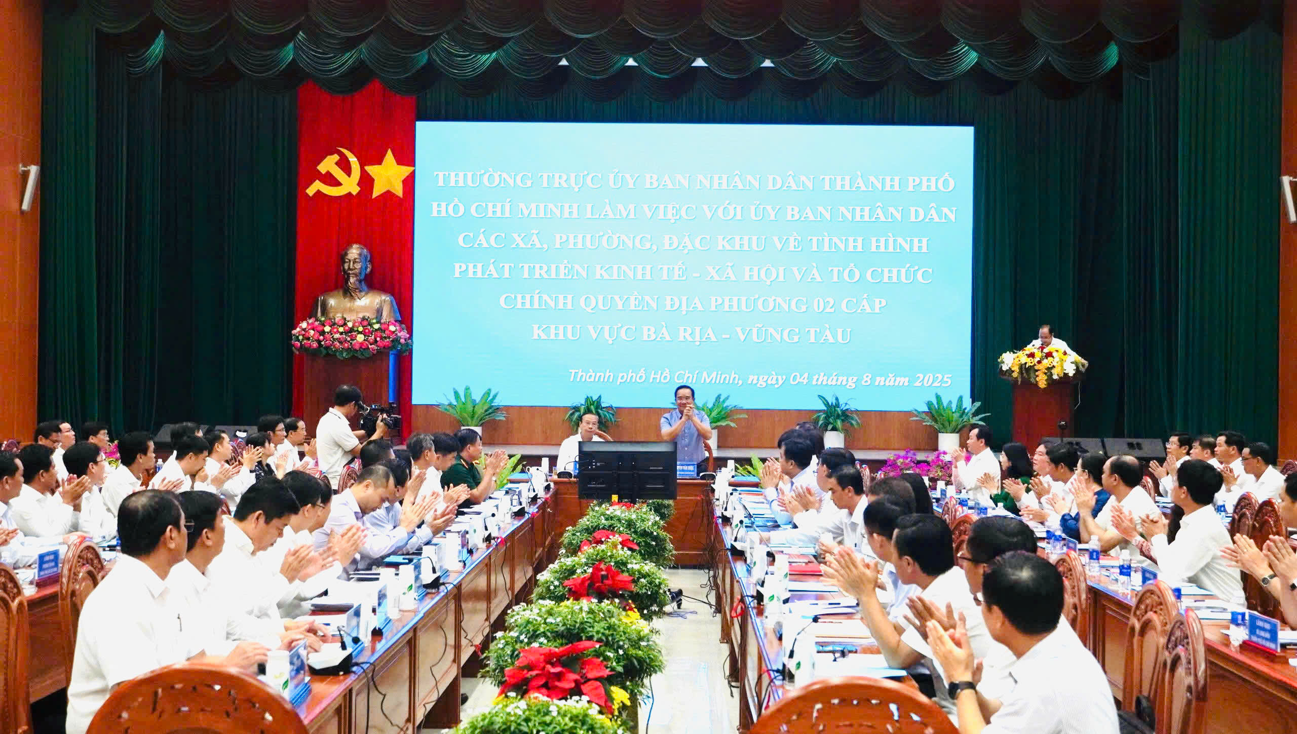 Ông Nguyễn Văn Được, Ủy viên Trung ương Đảng, Phó Bí thư Thành uỷ, Chủ tịch UBND TP HCM chủ trì buổi làm việc.