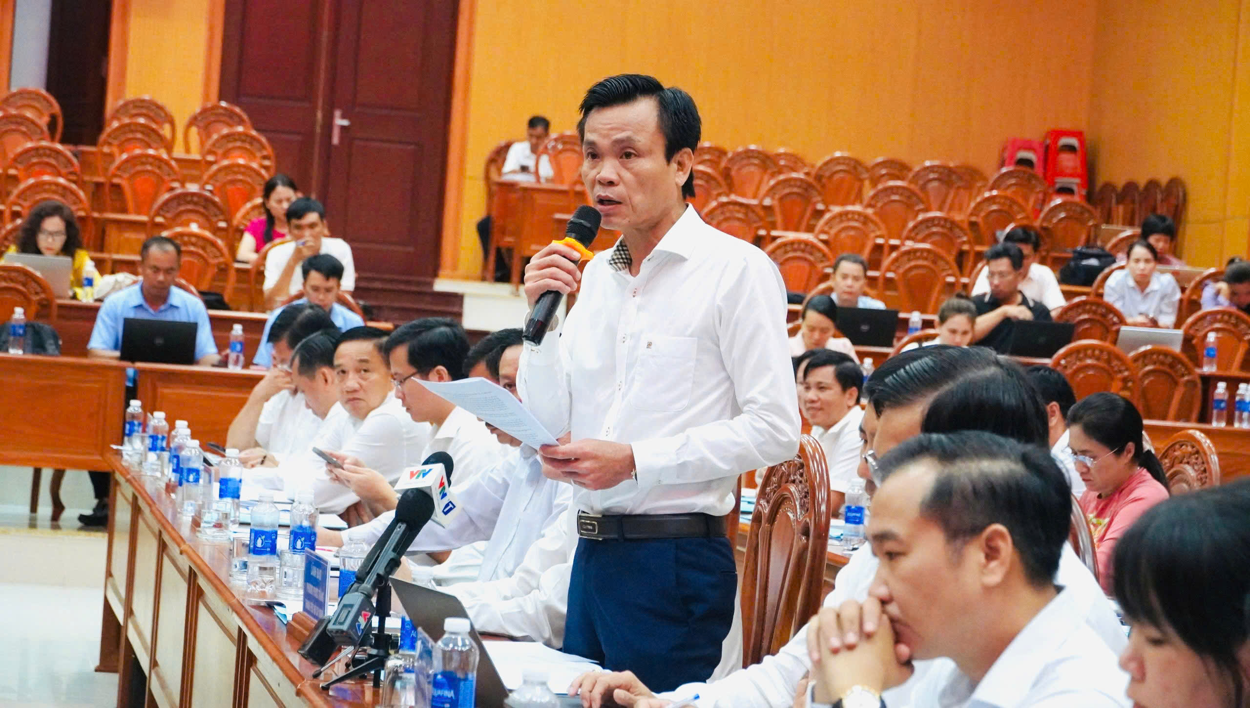 Ông Nguyễn Việt Dũng, Chủ tịch UBND phường Phước Thắng kiến nghị tại buổi làm việc.