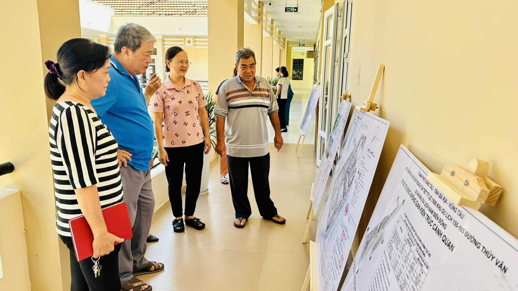 Người dân quan tâm tới các đồ án quy hoạch trên địa bàn phường Vũng Tàu. Ảnh: Quang Vũ