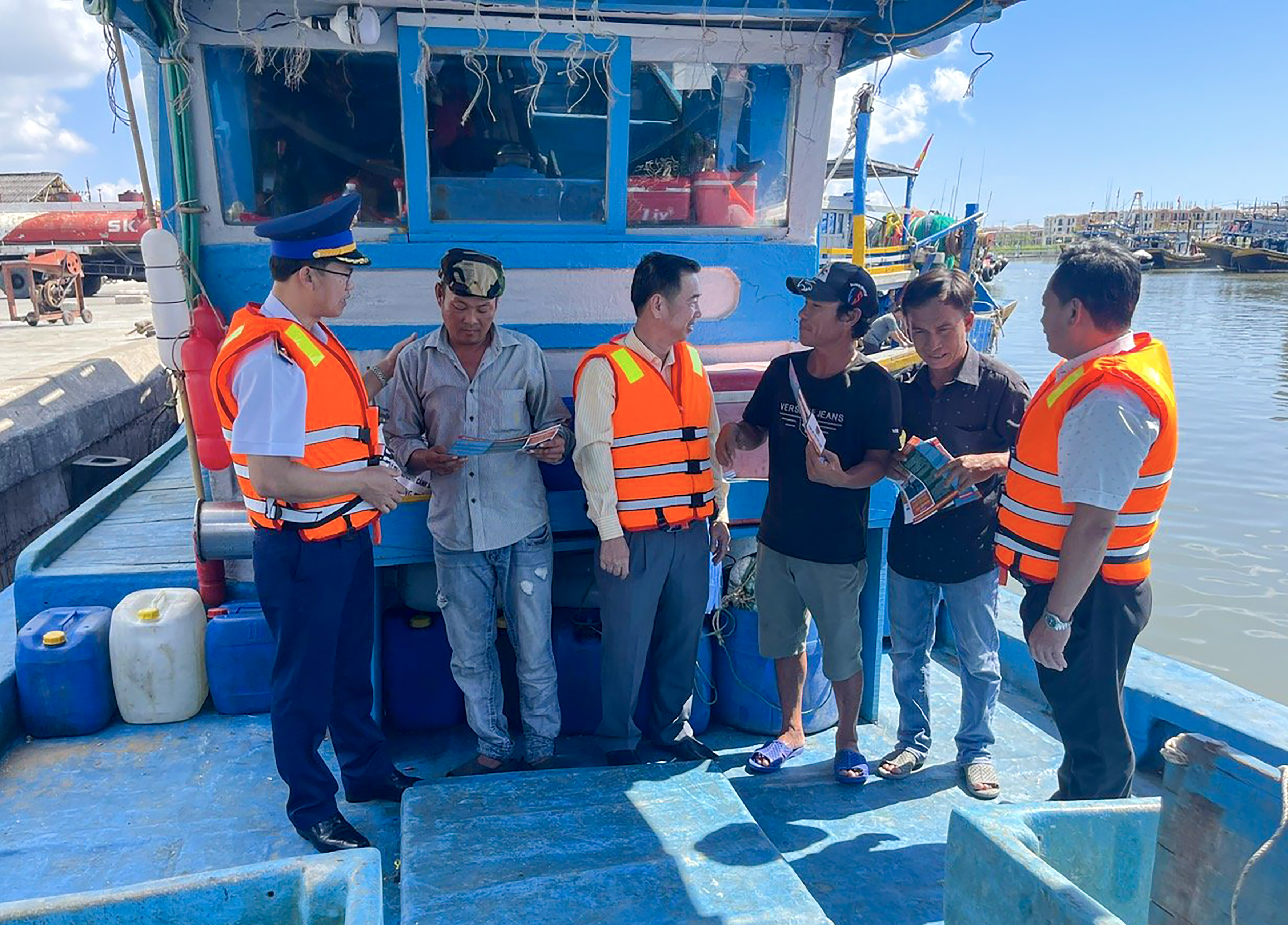 Lực lượng Cảnh Sát biển tuyên truyền cho ngư dân xã Xuyên Mộc, TPHCM.