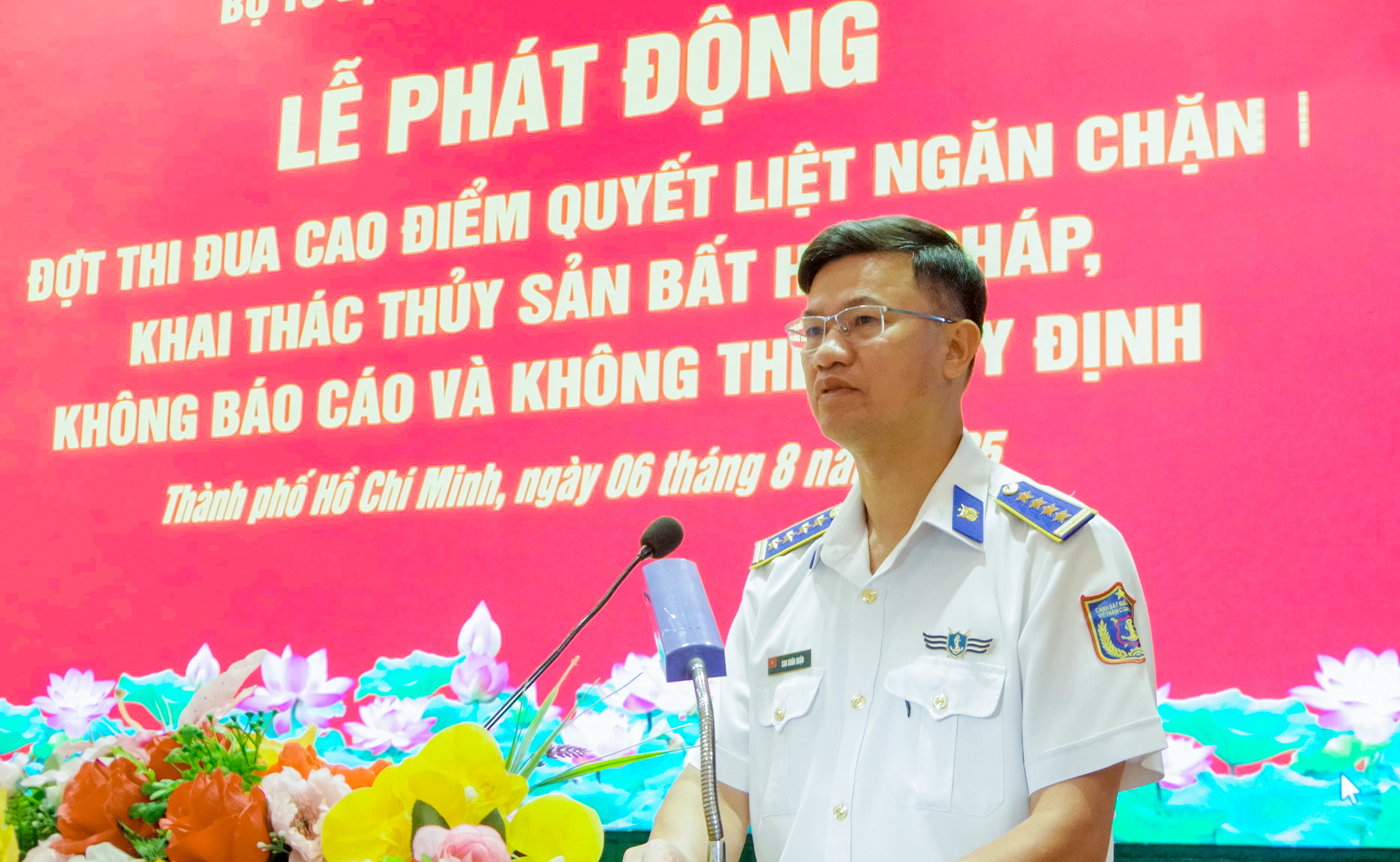 Đại tá Cao Xuân Quận, Phó Chính ủy Vùng Cảnh sát biển 3 chủ trì hội nghị.