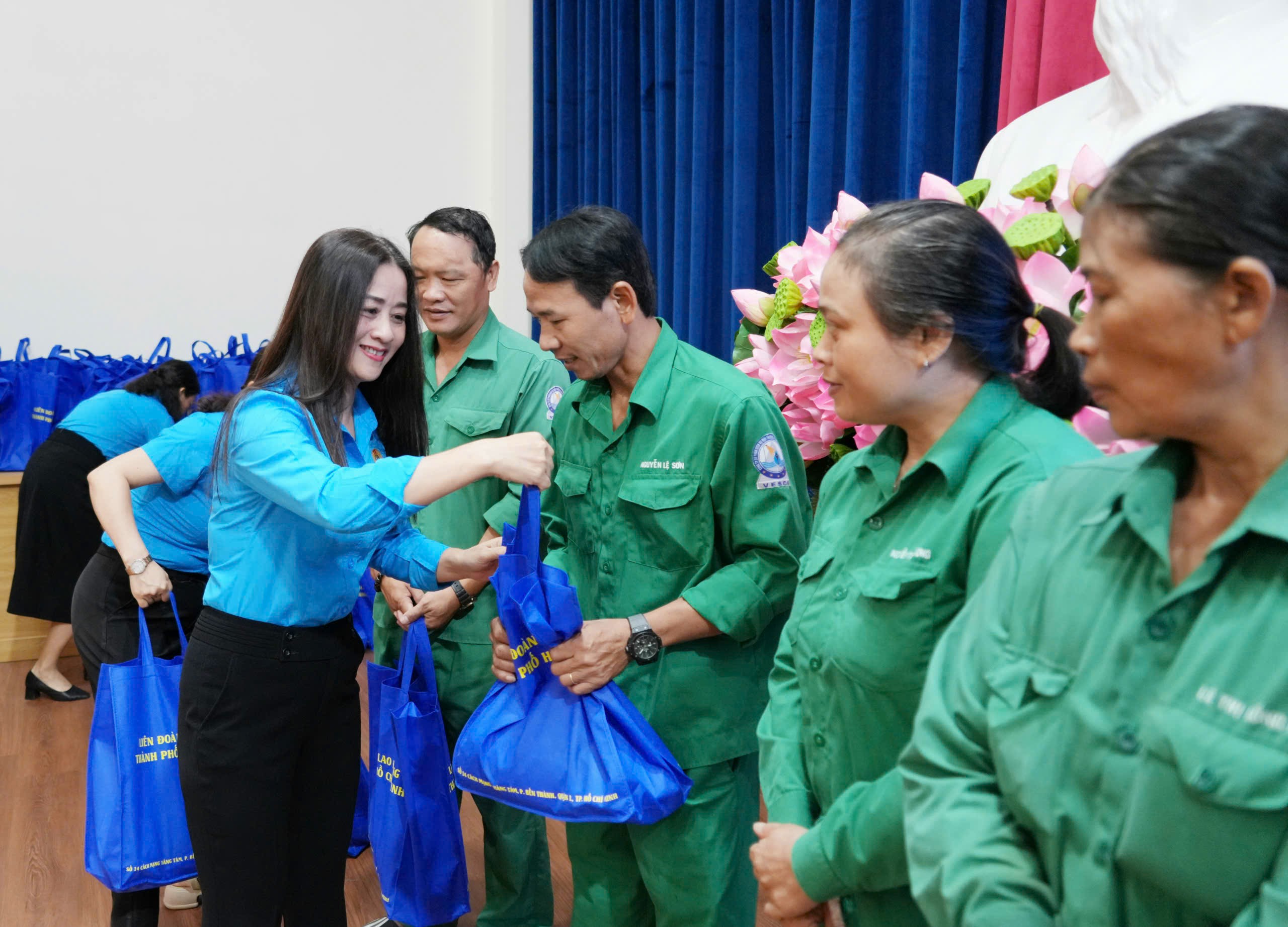 Bà Phạm Thu Hường, Phó Chủ tịch LĐLĐ TP.HCM trao tặng quà cho đoàn viên, người lao động khó khăn.