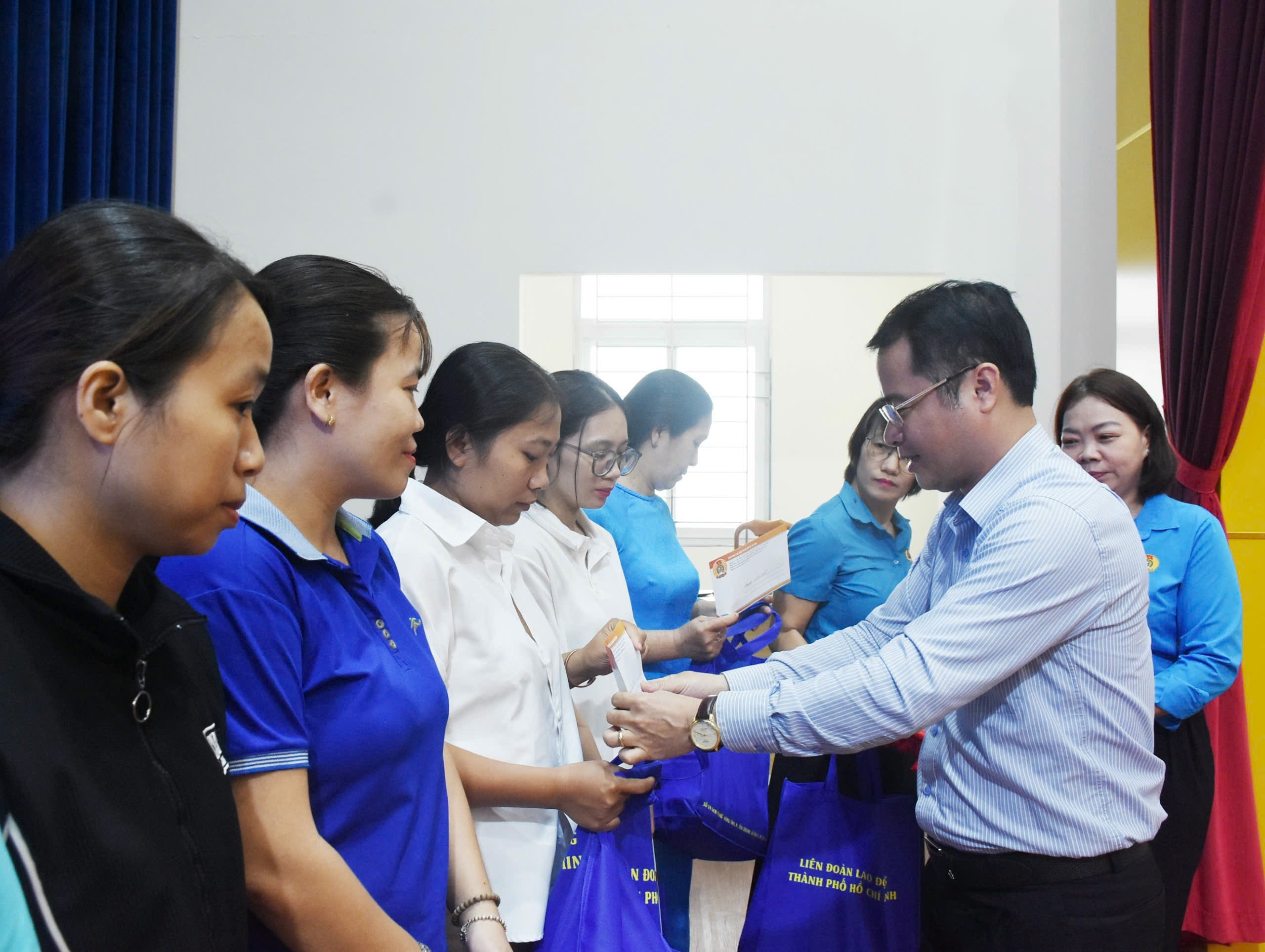 Ông Hoàng Phúc Long, Đại diện Công Đoàn Liên doanh Việt-Nga Vietsovpetro - đơn vị đồng hành tài trợ chương trình trao học bổng Nguyễn Đức Cảnh cho con người lao động.