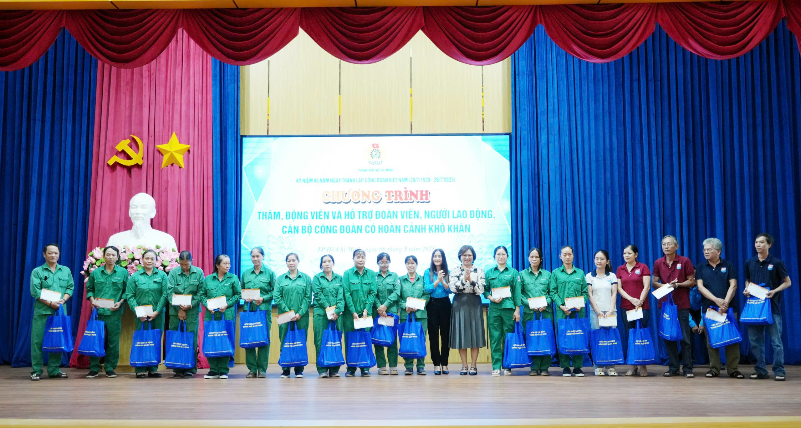 Bà Phạm Thu Hường, Phó Chủ tịch Công đoàn TP.HCM và bà Trần Thị Bích Vân, Phó Chủ tịch phường Vũng Tàu tặng quà cho NLĐ khó khăn.