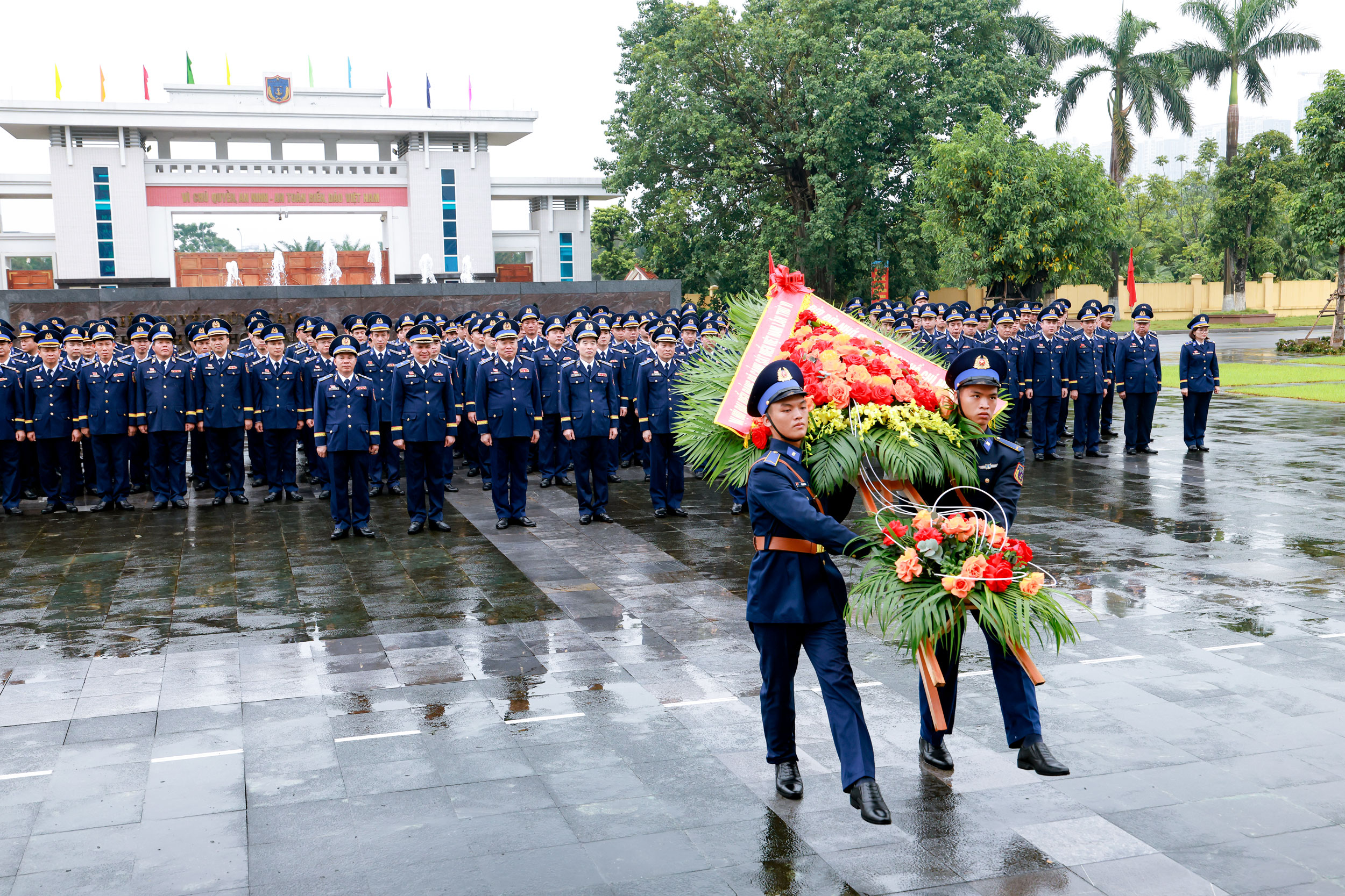 Đoàn đại biểu thành kính dâng lẵng hoa mang dòng chữ Đời đời nhớ ơn Chủ tịch Hồ Chí Minh vĩ đại.