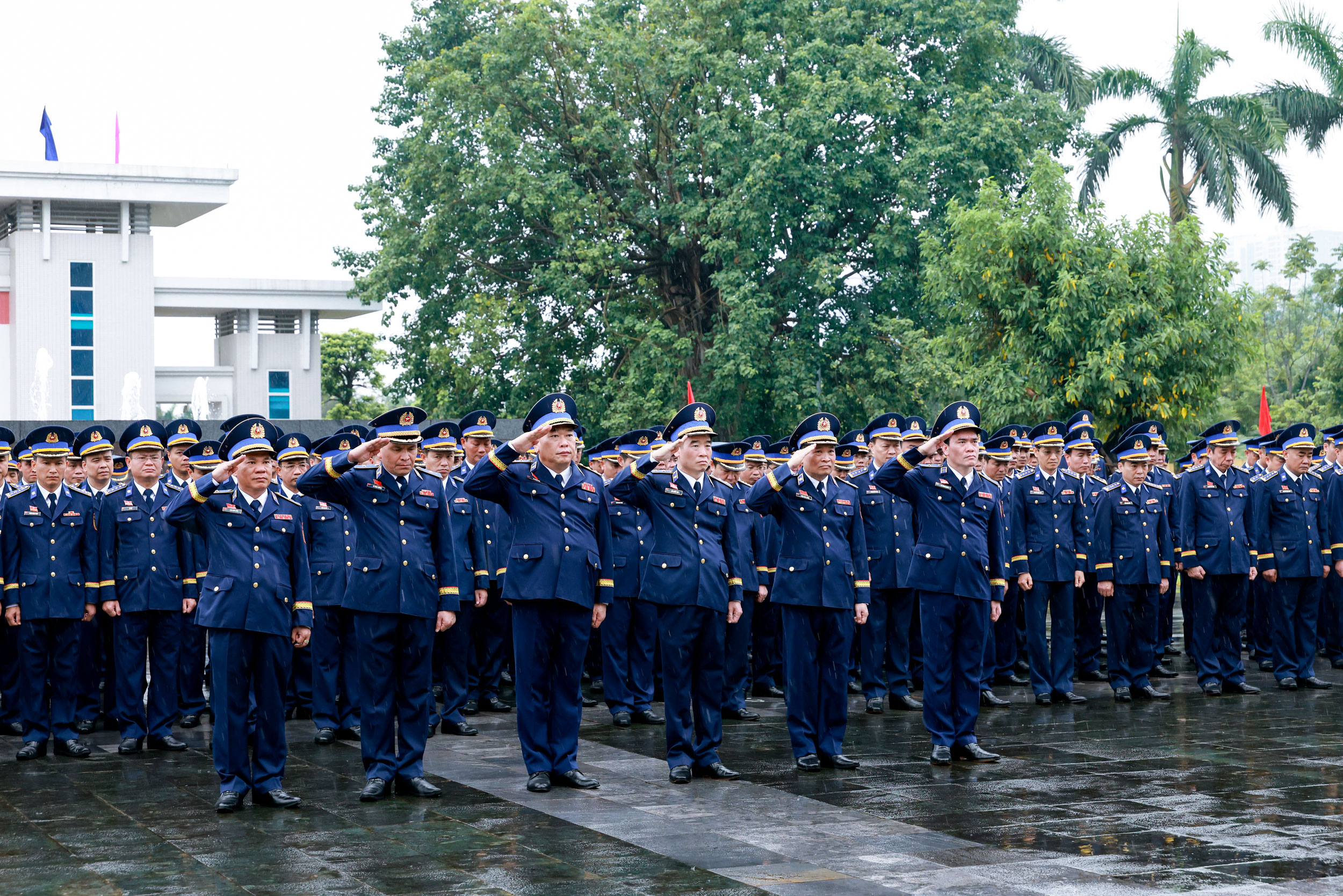 Các đại biểu tưởng niệm Chủ tịch Hồ Chí Minh vĩ đại.