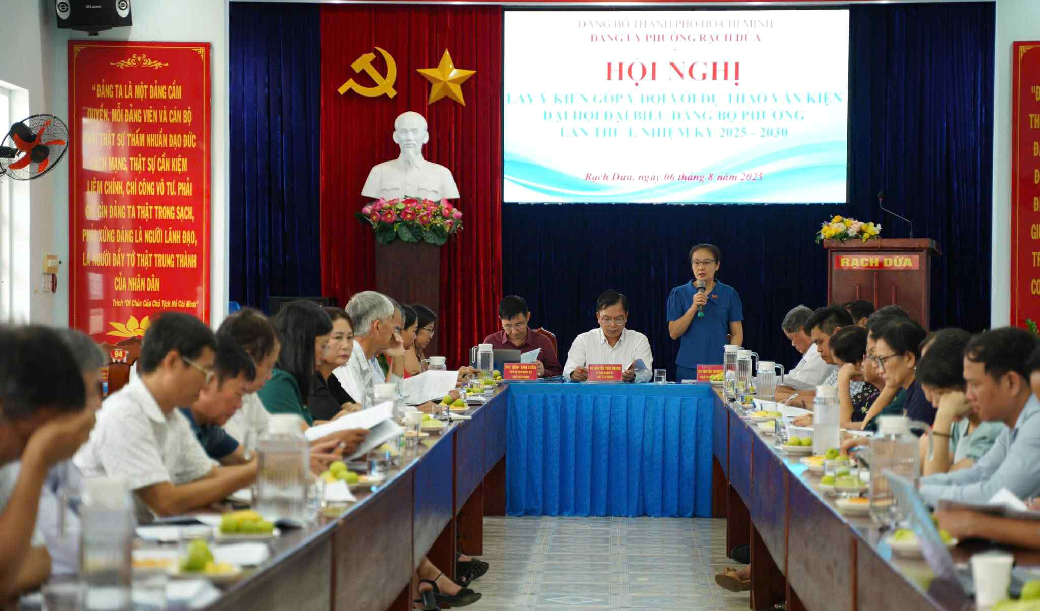 Các đại biểu tham dự hội nghị.