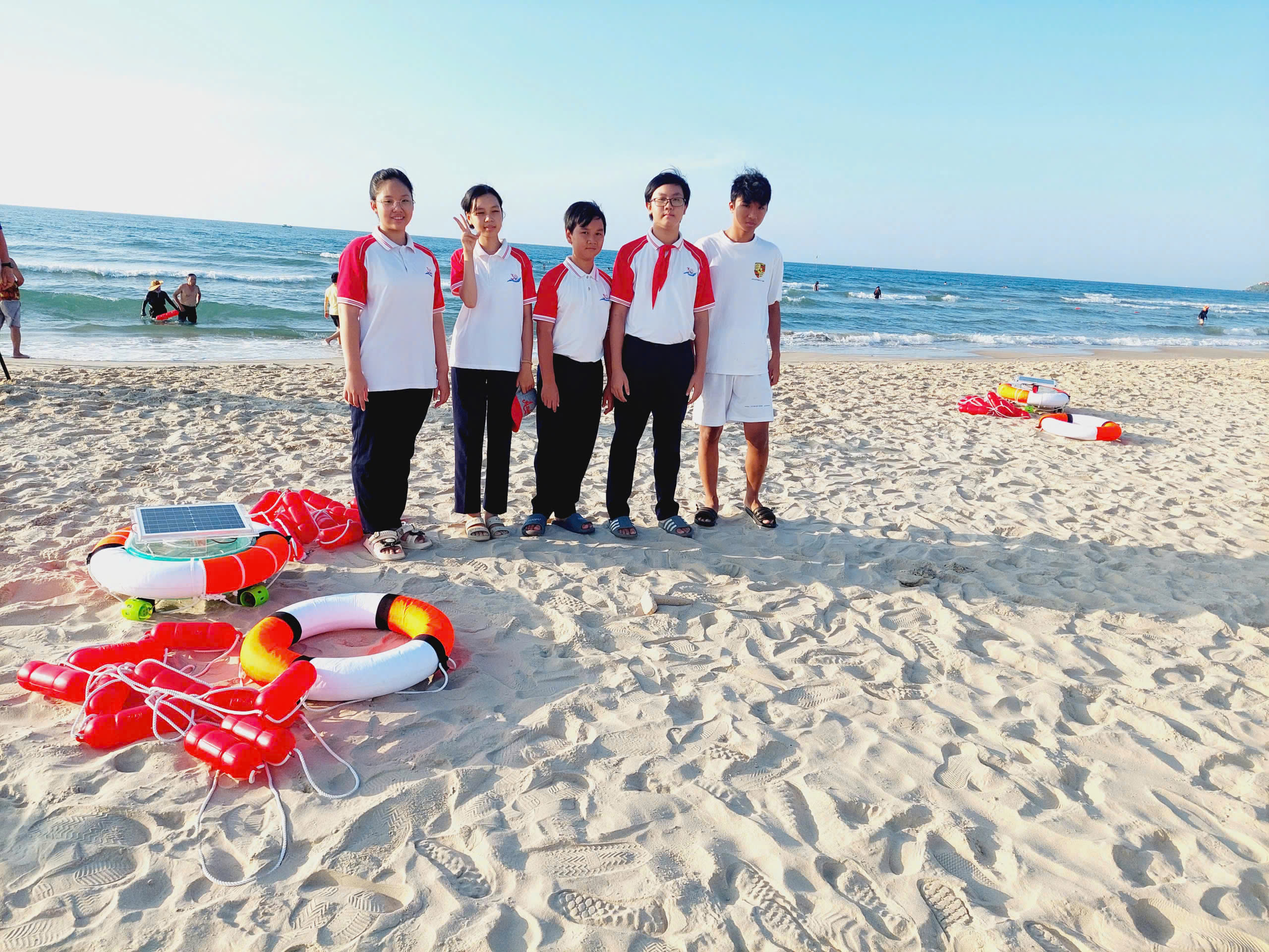 Nhóm học sinh Trường THCS Nguyễn An Ninh đem sản phẩm phao bơi thông minh đến thử nghiệm tại biển Vũng Tàu.