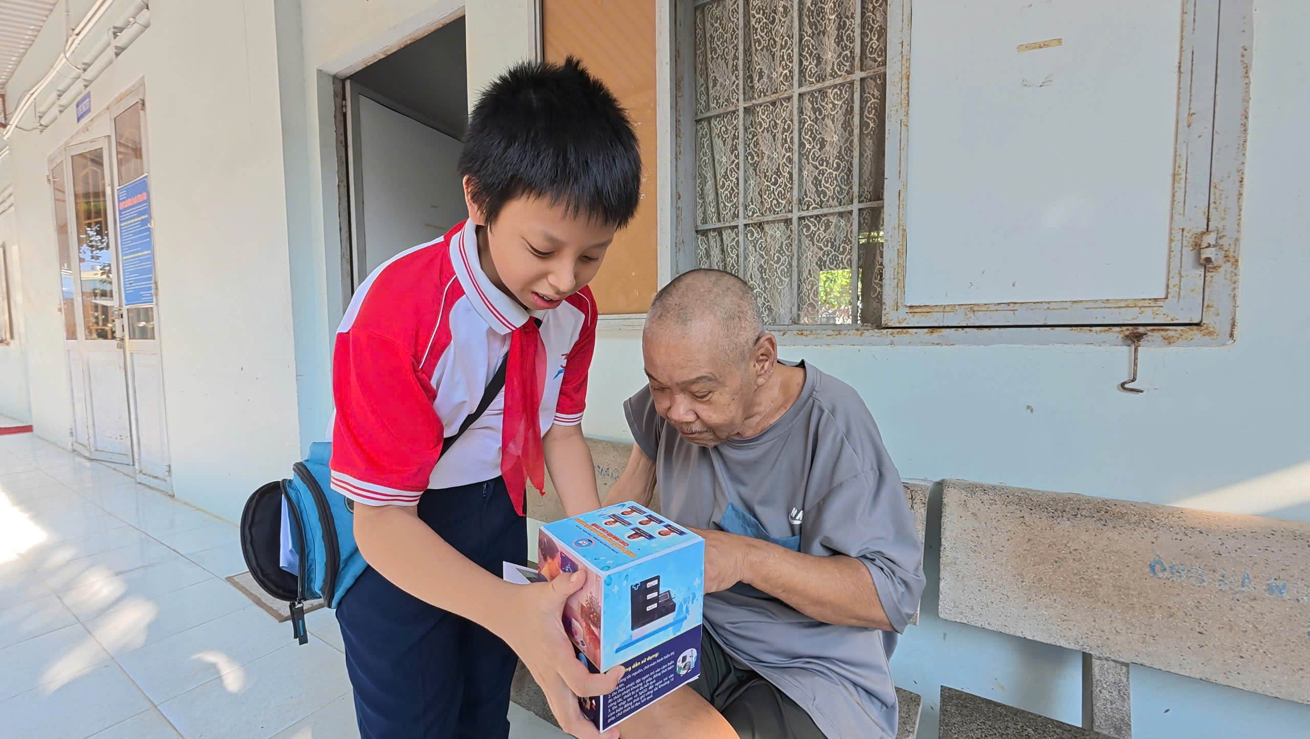 Học sinh Trường THCS Nguyễn An Ninh thử nghiệm thiết bị hỗ trợ giám sát sức khỏe cho người cao tuổi người cao tuổi ở Nhà dưỡng lão Nam Đồng (120 Bến Nôm, phường Rạch Dừa (TPHCM).