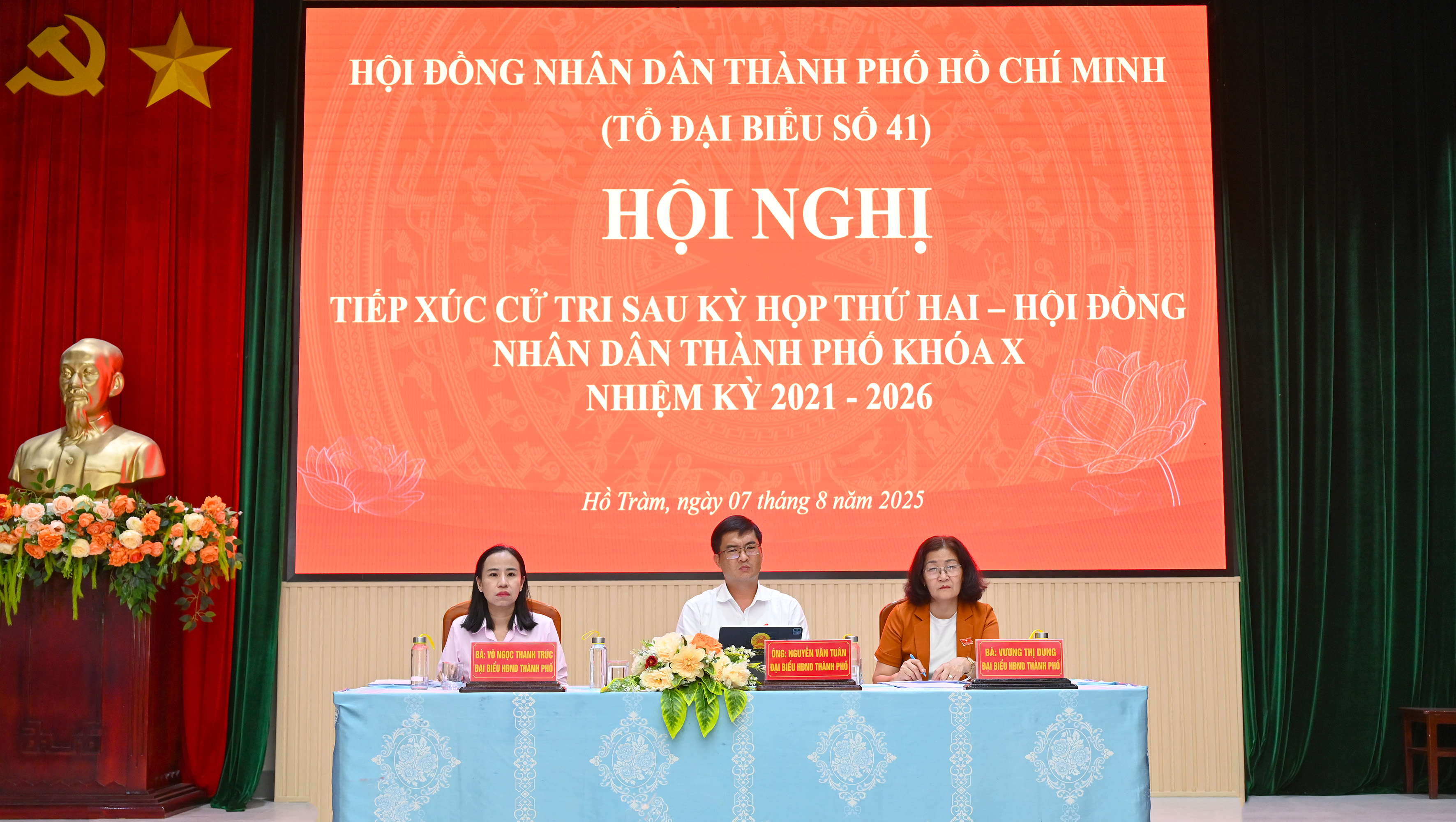 Các đại biểu Tổ đại biểu số 41, HĐND TPHCM tiếp xúc cử tri xã Hồ Tràm.