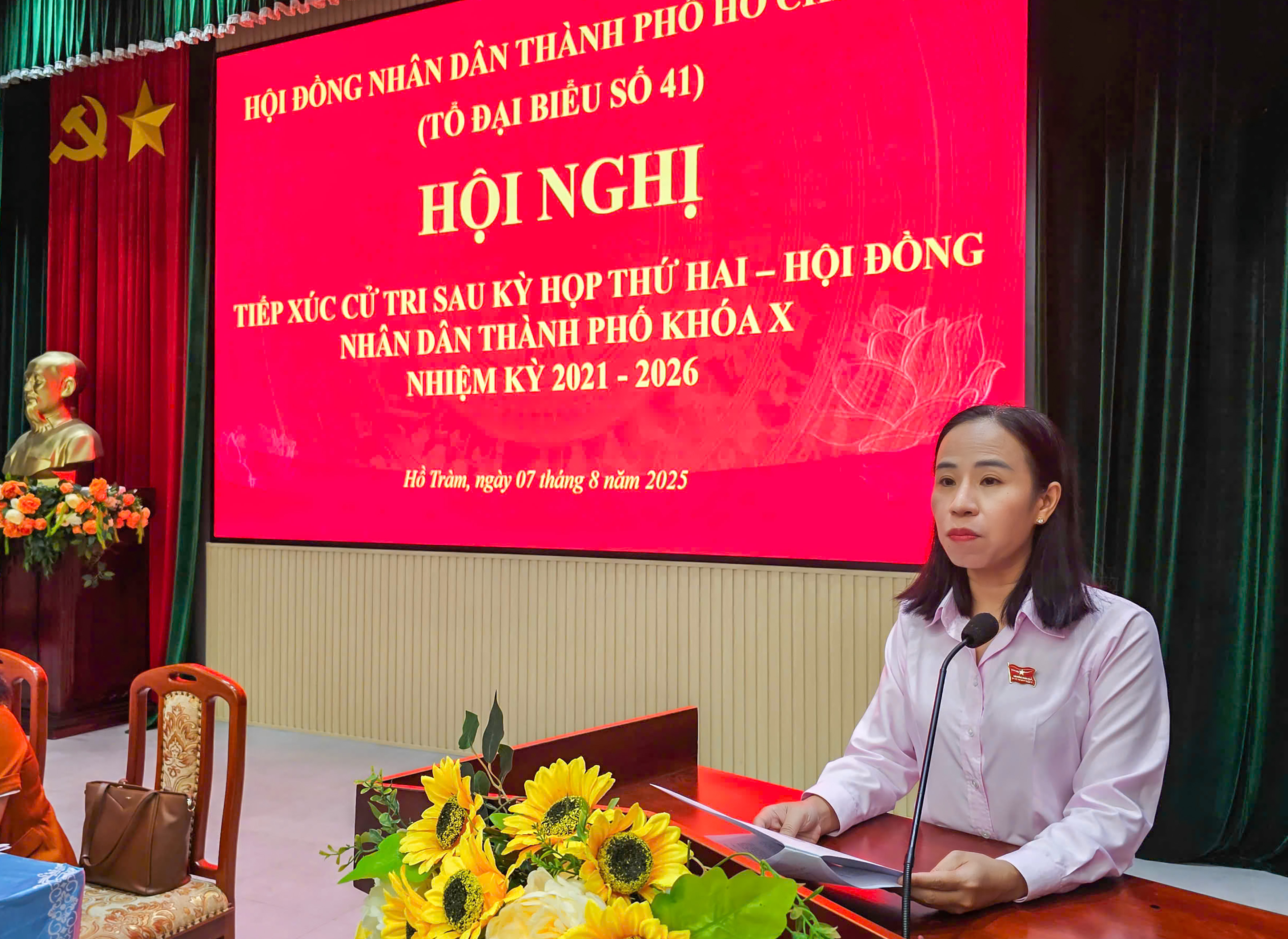 Bà Võ Ngọc Thanh Trúc, Phó Chủ tịch Ủy ban MTTQ Việt Nam TPHCM, Chủ tịch Hội LHPN TPHCM thông tin đến cử tri về về kết quả thực hiện nhiệm vụ phát triển kinh tế - xã hội, quốc phòng an ninh 6 tháng đầu năm.