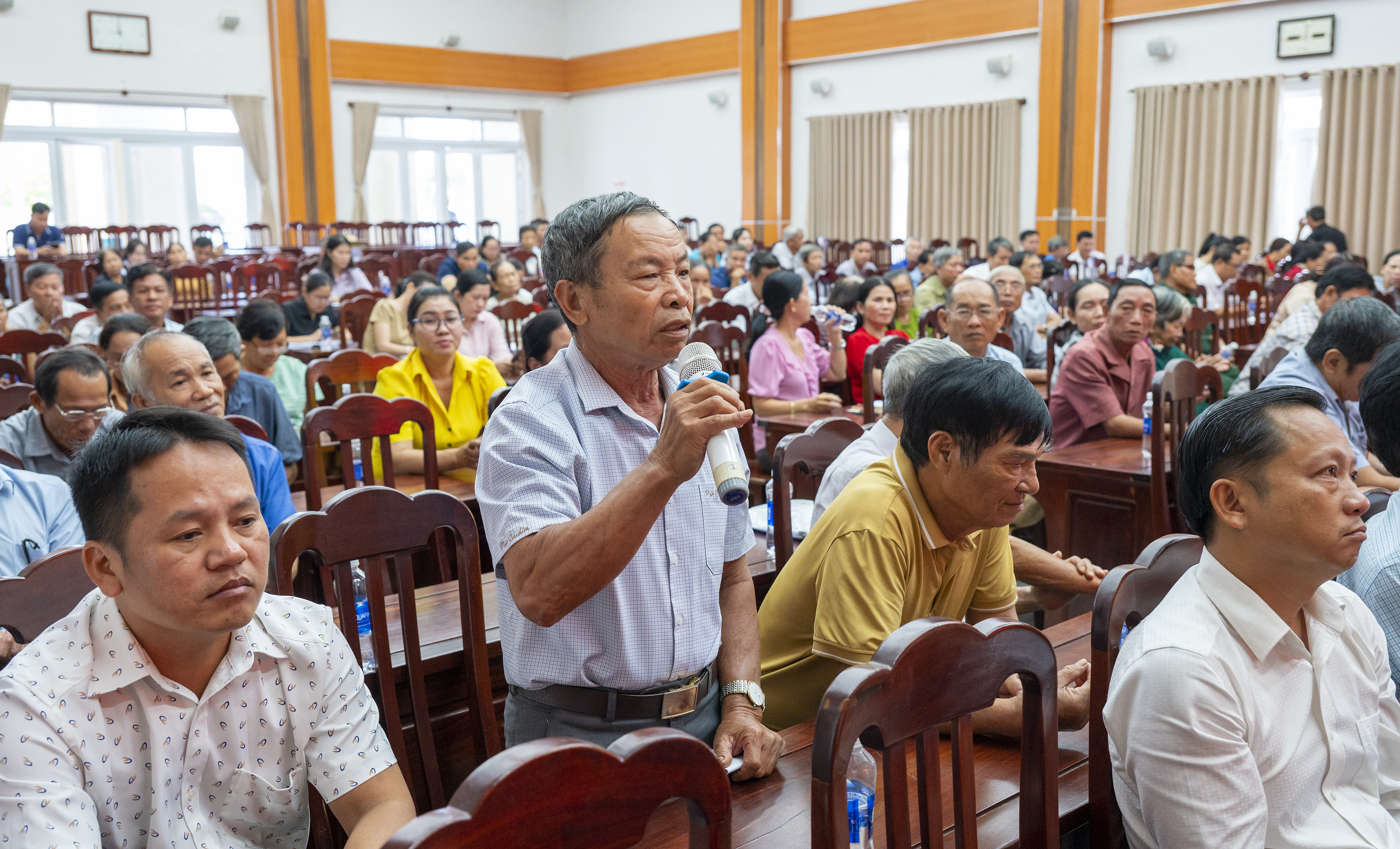 Cử tri Lê Văn Thái (xã Hồ Tràm, TPHCM) kiến nghị lãnh đạo thành phố tiếp tục quan tâm đầu tư đến vùng sâu, vùng xa xoay quanh các vấn đề phúc lợi, điện, đường, trường, trạm.
