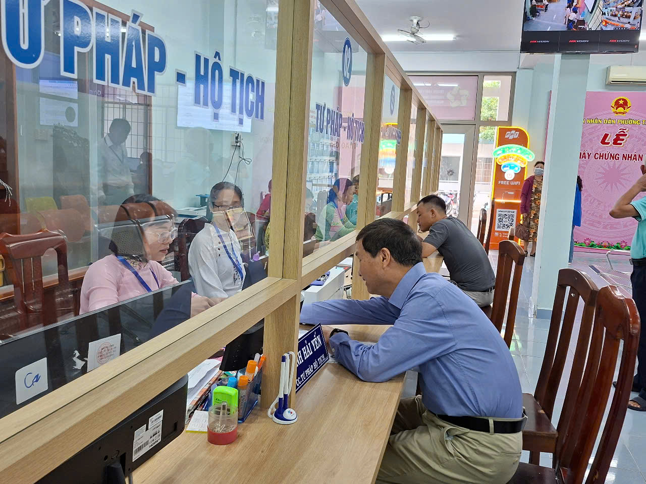 Trung tâm phục vụ hành chính công chịu trách nhiệm hướng dẫn, tổ chức thu và hướng dẫn người dân nộp không dùng tiền mặt. Trong ảnh: Người dân làm thủ tục tại Trung tâm phục vụ hành chính công.
