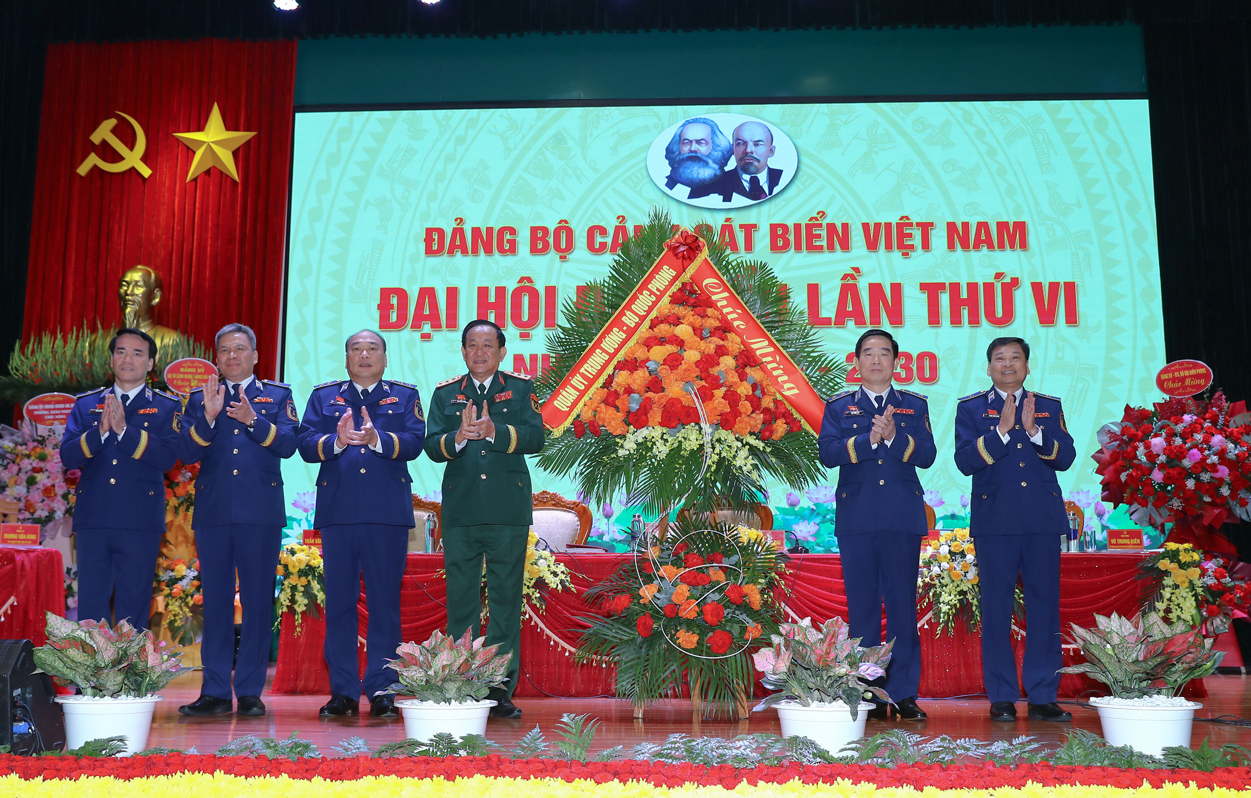 Thượng tướng Võ Minh Lương, Thứ trưởng Bộ Quốc phòng tặng hoa chúc mừng Đại hội.