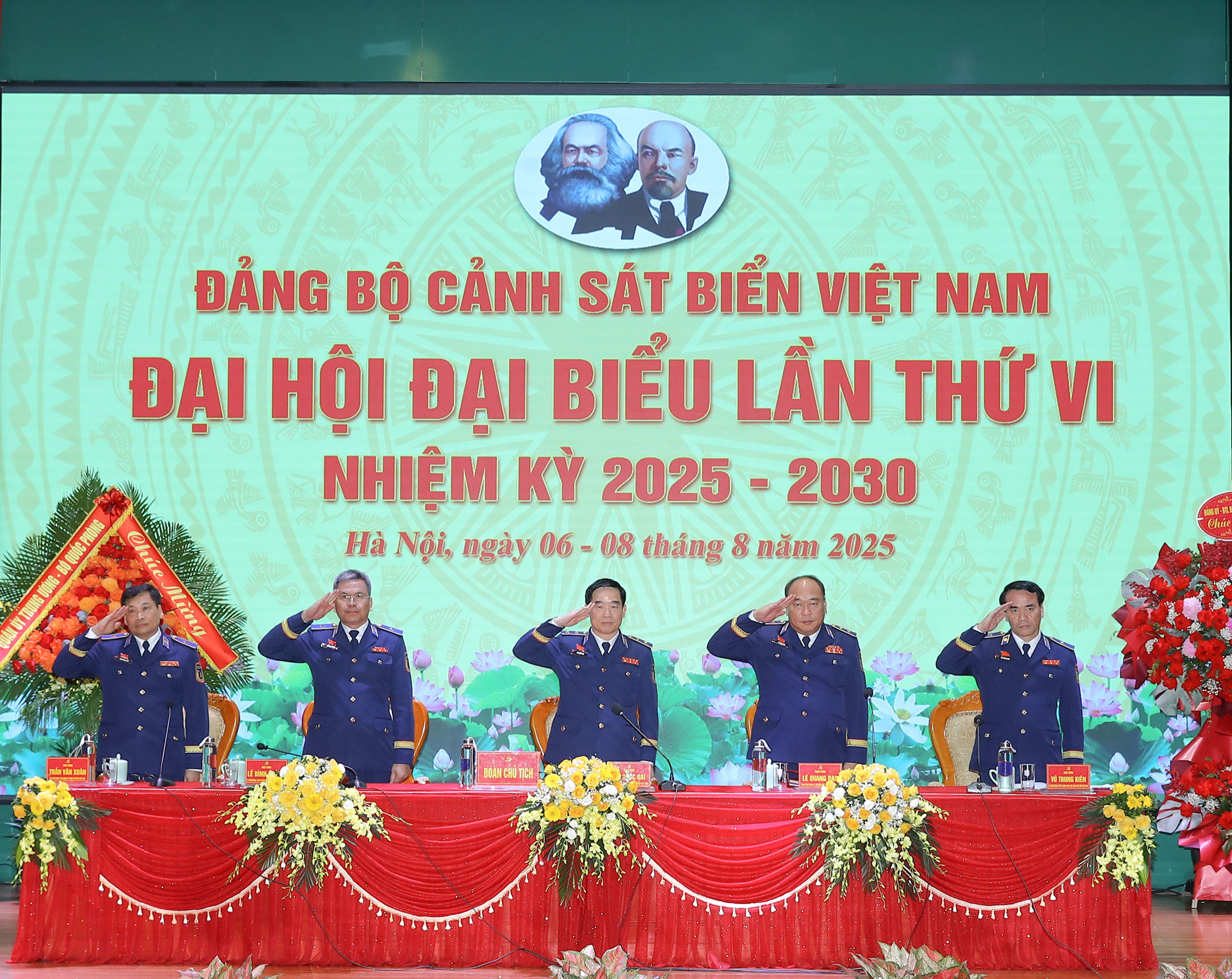 Đoàn Chủ tịch ra mắt Đại hội.