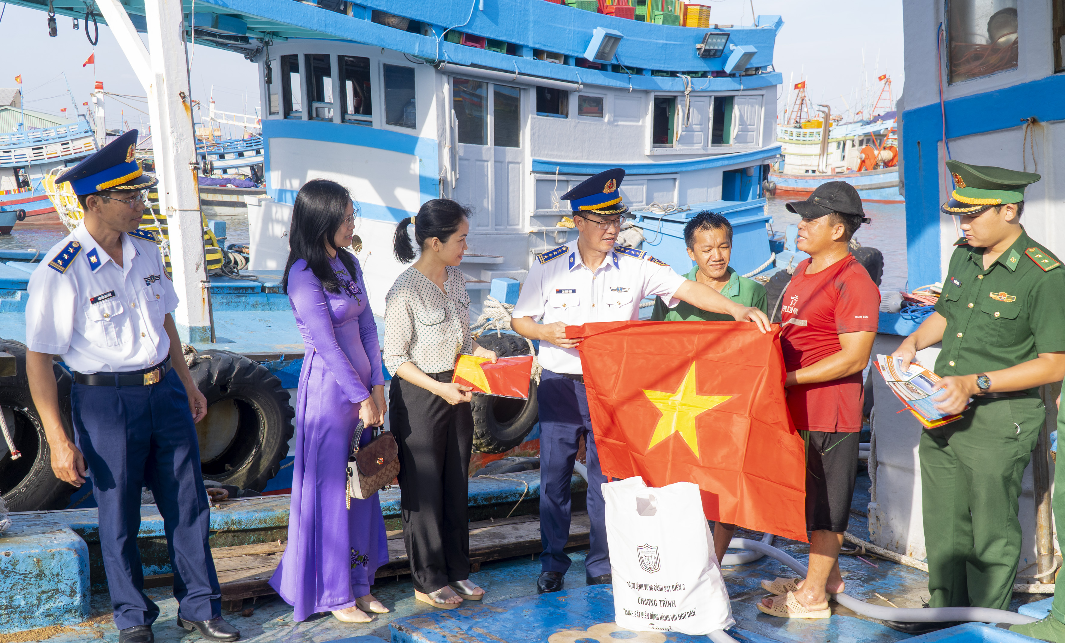 Cán bộ, chiến sĩ Cảnh sát biển cùng các lực lượng tặng cờ Tổ quốc, thuốc men, nhu yếu phẩm cho ngư dân phường Vũng Tàu, TPHCM.