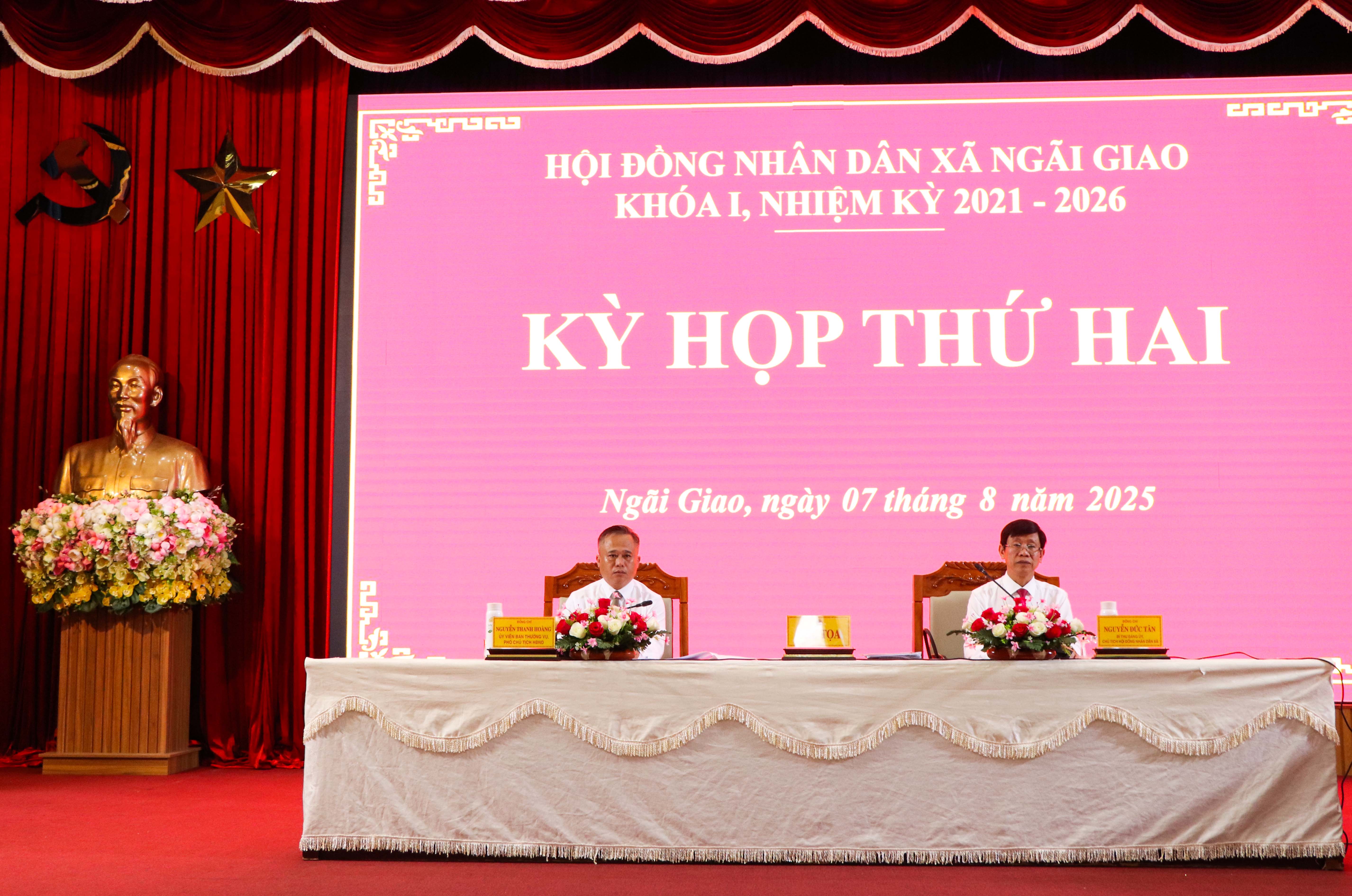 Ông Nguyễn Đức Tân (bên phải), Bí thư Đảng ủy, Chủ tịch HĐND xã Ngãi Giao; ông Nguyễn Thanh Hoàng, Phó Chủ tịch HĐND xã chủ trì kỳ họp.
