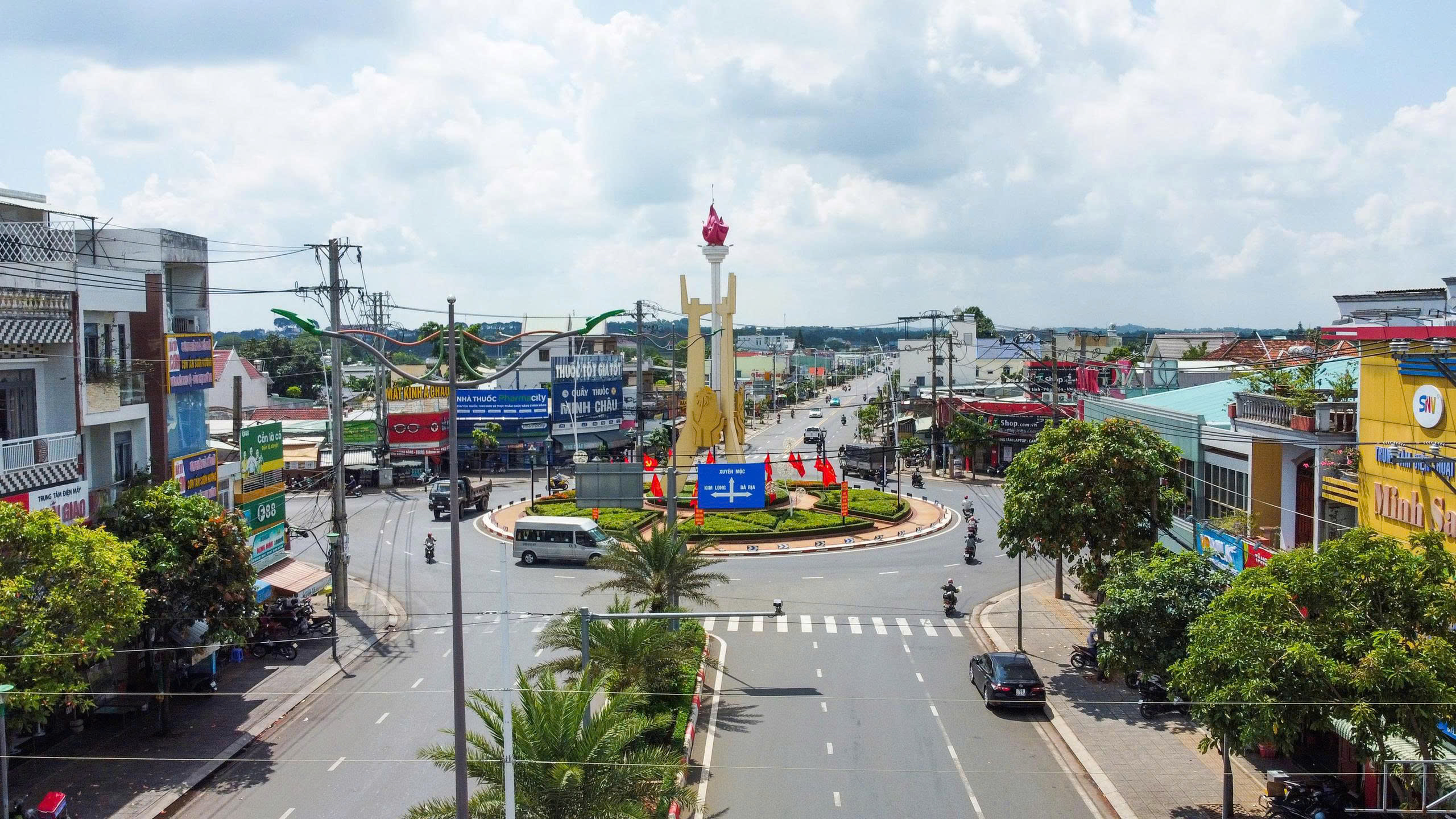 Cơ sở hạ tầng giao thông trên địa bàn xã Ngãi Giao được đầu tư đồng bộ, đáp ứng yêu cầu phát triển kinh tế - xã hội của địa phương.