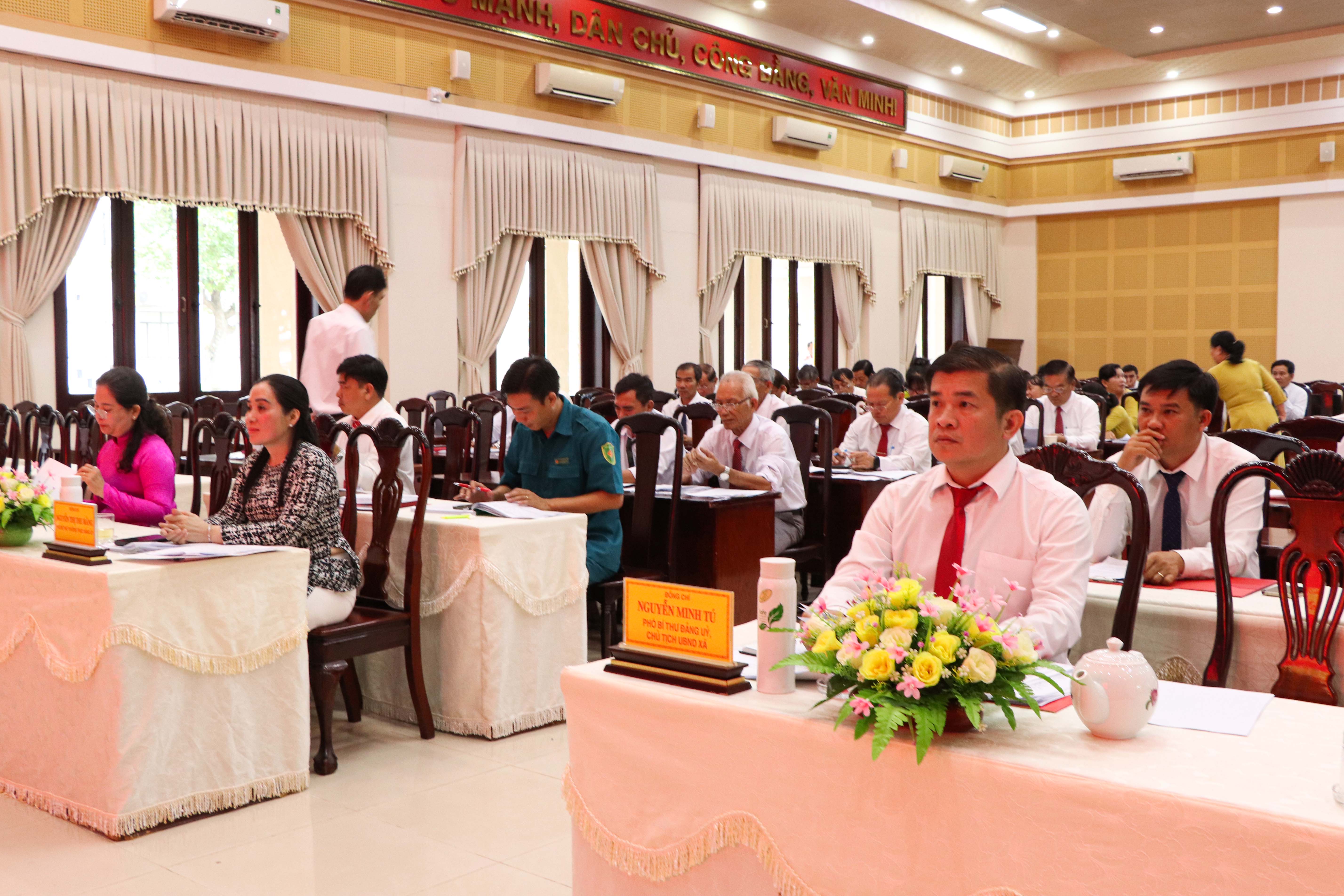 Các đại biểu HĐND xã Ngãi Giao thống nhất cao, thông qua nhiều nghị quyết quan trọng tại kỳ họp.