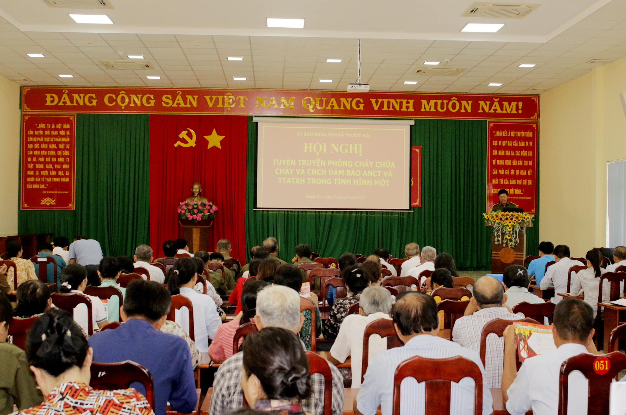Toàn cảnh hội nghị.
