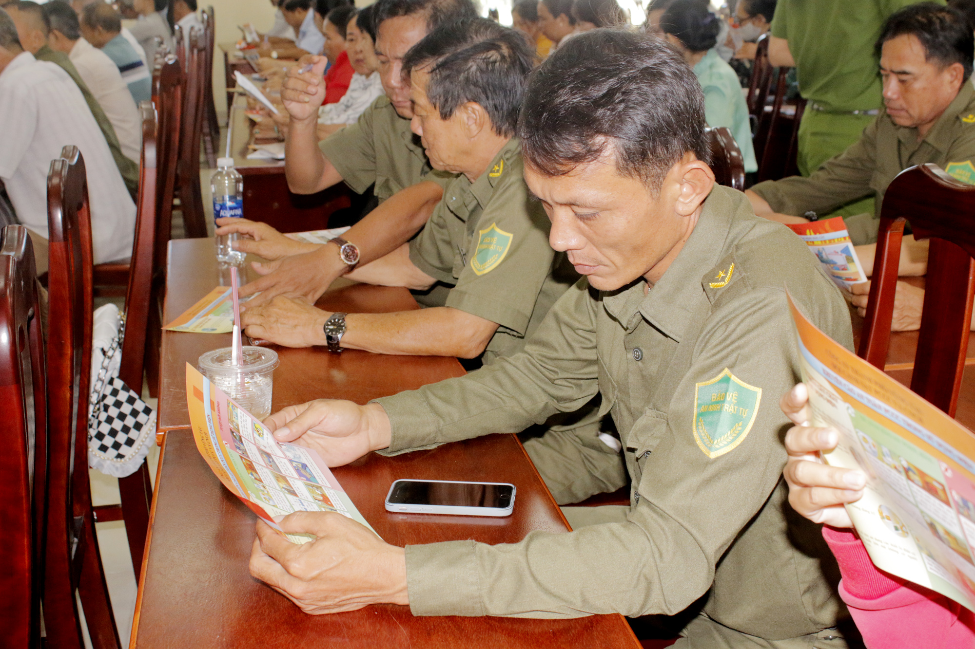 Đại biểu xem thông tin tờ rơi tuyên truyền về khuyến cáo an toàn PCCC tại hội nghị.